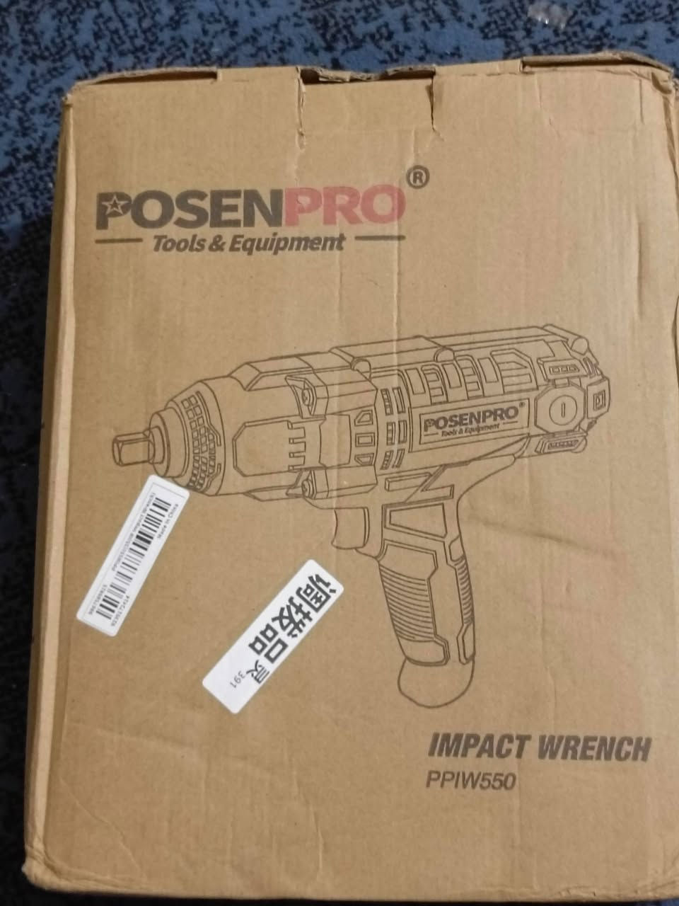 وحش العزم وصل.. إمباكت "بوزن برو" PPIW550 الجبّار! 🛠️💥
​لأهل  الورش، وأصحاب السيارات، والفيترية والصيانة  وعشاق العدة الأصلية.. إذا تدور جهاز "كراف" يبيض الوجه وما يوكف بنص الشغل، هذا المنشور الك.
​✅ أداء ثابت وعزم حقيقي: الجهاز يشتغل بكهرباء مباشرة، يعني ينطيك عزم 500 نيوتن متر صافية ومستقرة، مو مثل دريل الشحن اللي يضعف عزمة كلما نزل شحن الباتري.
​✅ قلب نحاس 100%: الملف الداخلي سيم نحاس صافي، يتحمل حرارة عالية وشغل متواصل بدون ما يحمى أو يتعب الماطور.
​✅ سرعة ودقة بالعمل: سرعة الدوران توصل لـ 3800 دورة بالدقيقة، يعني يطك أصعب برغي "ويل" ناشف أو مصدّي بثواني معدودة.
​✅ لقم احترافية (Cr-V): يجي وياه 4 لقم قياس (17-19-21-22) مصنوعة من مادة Chrome Vanadium المقاومة للصدمات والكسر، مو لقم عادية تستهلك بسرعة.
​✅ نظام التبديل السريع: يحتوي على عتلة تحكم (يمين/يسار) فوق الزناد مباشرة، تخليك تحول من الفتح للشد بضغطة إصبع وحدة وبدون ما توكف شغلك.
​✅ صيانة بلمسة يد: تصميم الجهاز يسمح بتبديل الفحمات (Carbon Brushes) من الخارج وبسهولة، يعني الجهاز يعيش وياك عمر وصيانته بسيطة جداً.
​✅ ليش يتفوق على دريل الشحن؟ 🔋🚫
​لا توقفات: اشتغل 24 ساعة بدون ما تنتظر شحن باتري.
​أطول عمراً: لا تخاف من موت خلايا الباتري بعد سنة أو سنتين؛ هذا الجهاز "عمر ونفاذ".
​أقوى بالفعل: الكهرباء المباشرة تنطي قوة صدمة (Impact) منتظمة تحمي سن البرغي وتفتحه أسرع
.​✅ نظام فحمات خارجية: مصمم للكد والشغل الثقيل، تبديل الفحمات سهل وبنفسك، وهذا يضمن لك شغل مستمر وما يوكف.
​💡 ليش نظام الفحمات أحسن من البرشلس (Brushless)؟
​الاعتمادية: البرشلس كارت إلكتروني حساس يحترك بتذبذب الكهرباء، بينما الفحمات "ماطور خشن" يتحمل وما يتأثر.
​سهولة الصيانة: البرشلس تصليحه معقد، بس هذا مجرد تبدل فحماته يرجع جديد.
​قوة الفتح: الماطور الكلاسيكي ينطيك "نترة" أقوى للبراغي الناشفة والمصداية.

​✅ اقتصادي وعملي: سعره جداً مناسب مقارنة بدريلات الشحن الأصلية اللي تعبر الـ 200 ألف، وبنفس القوة والأداء.
​✅ المحتويات: الجهاز + 4 لقم احترافية + جنطة خزن بلاستيك مقوى (Heavy Duty) للحماية.
​💰 السعر: 75 ألف دينار فقط.
🚚 توصيل مجاني لكافة محافظات العراق.


**إذا كنت صاحب هذا الإعلان وتريد حذفه لأي سبب، رجاءا أرسل رسالة إلى الدعم الفني**