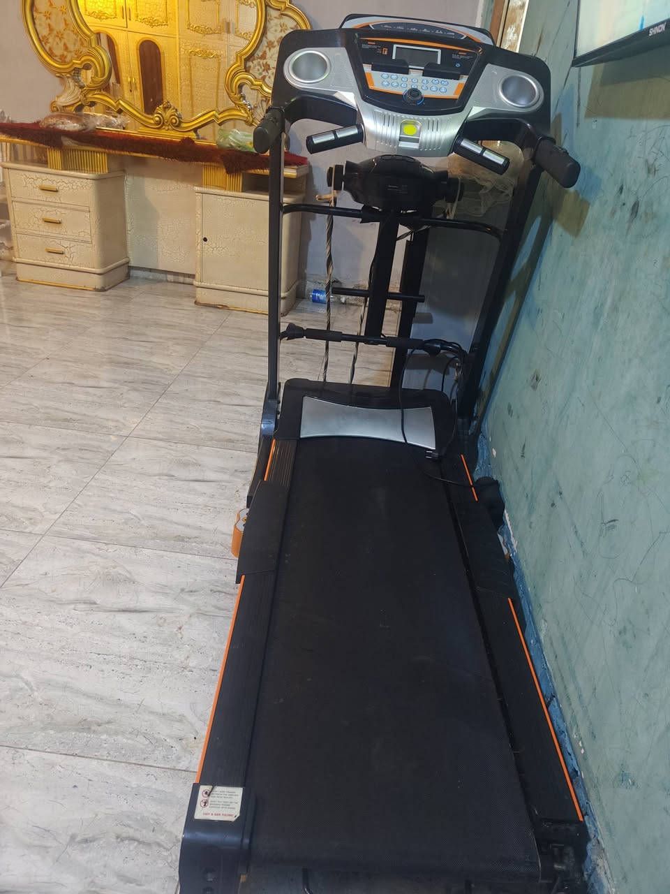 السلام عليكم جهاز جري رياضي جبلي دبل ماطور وجهاز مساج اسخدام كلش قليله مشغل فقط اسبوع  يتحمل اوزان ثقيله يتحمل فوق ال150 كغ  ثلاث وضعيات جبلي عادي وجهاز مساج + مخرج أواكس +مخرج يو اس وسماعات مضخمه السعر مناسب جدا 250 مكاني بغداد الزعفرانيه ويوجد توصيل ***********
