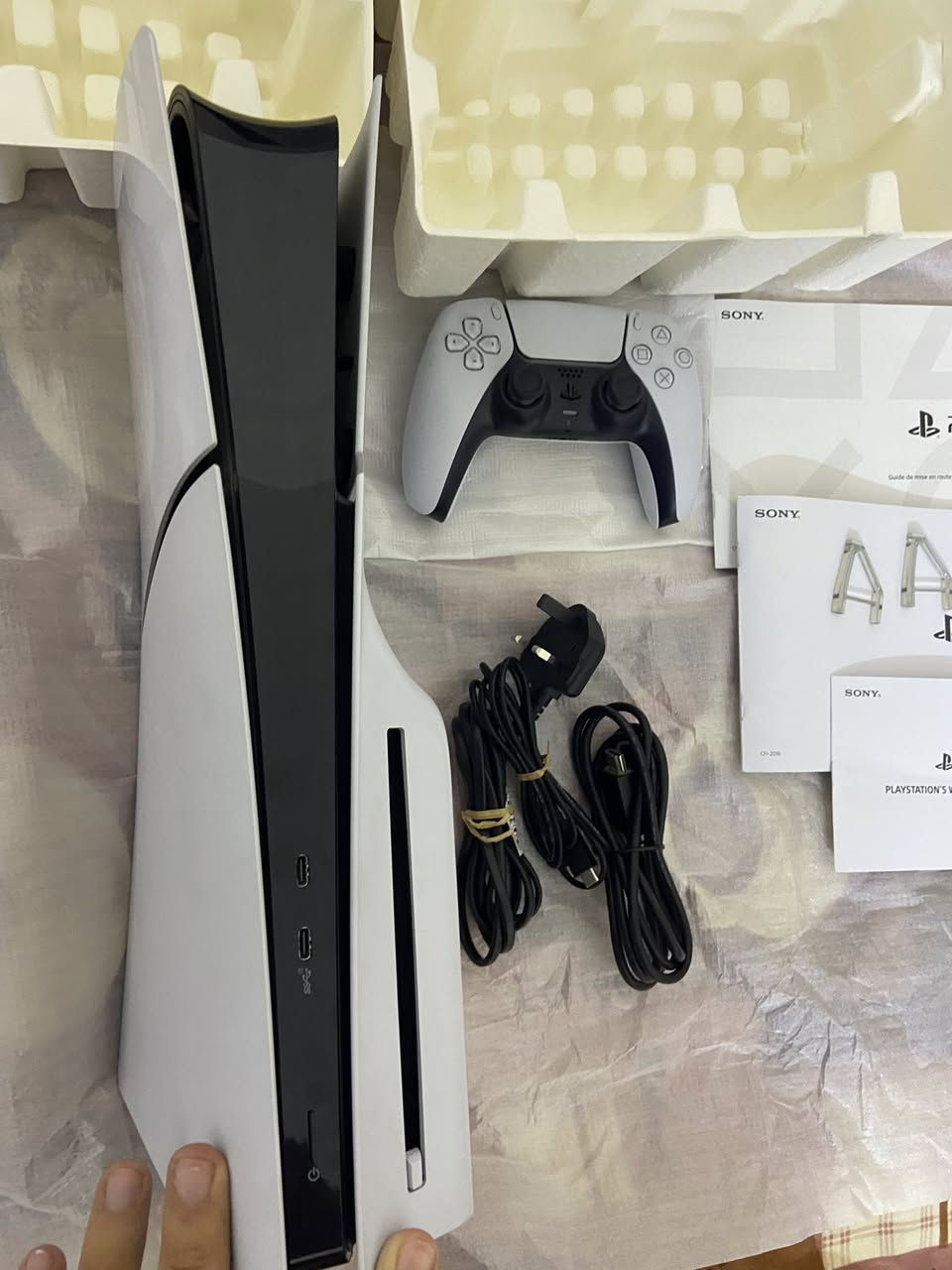 السلام عليكم بلي فايف سلم اوربي ذاكرته واحد تيرا 
اخوان الجهاز حاله حال جديد الله شاهد شخط صغير مابي وبي ضمان وتاخذه من باب البيت
يعني من تاخذه اعتبر نفسك ماخذ جديد كامله كل ملحقاته الاصليه حتى الجياسه مال شركه
بي شكم لعبه داخل جهاز رزدنت ايفل ٢ وسايلنت هيل وفورت نايت و روكت ليك وبعد شكم لعبه
سعره (٦٧٠) رجاءً ادور فكريات لتدخلي  علما ً الجديد سعره من٧٥٠ لل٨٠٠
مكاني بغداد الاعظميه
 شراي يتصل***********
