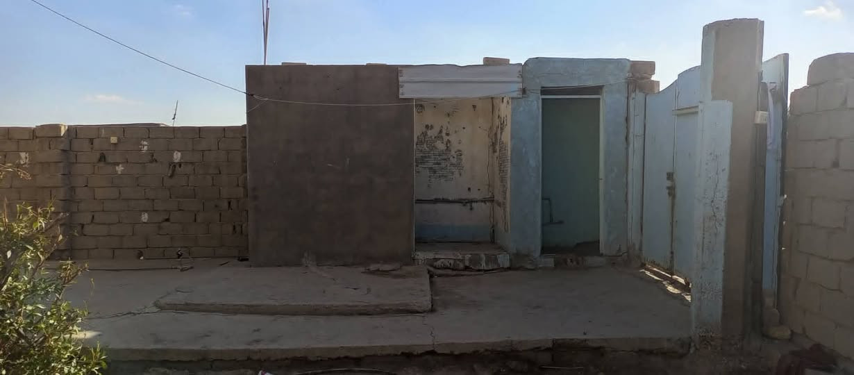 السلام عليكم عندي دار للبيع المساحه الكليه 300 متر طابو زراعي سند 25 تحويل مباشر باسم المشتري متوفره كل الخدمات  المدخل مال الورديه داخل قرب عباس ابو الالمنيوم السعر 80 وبي مجال الاستفسار مراجعه مكتب عقارات الحسام اتصل على رقم الهاتف ***********+*********** اخوكم ابو مومل
