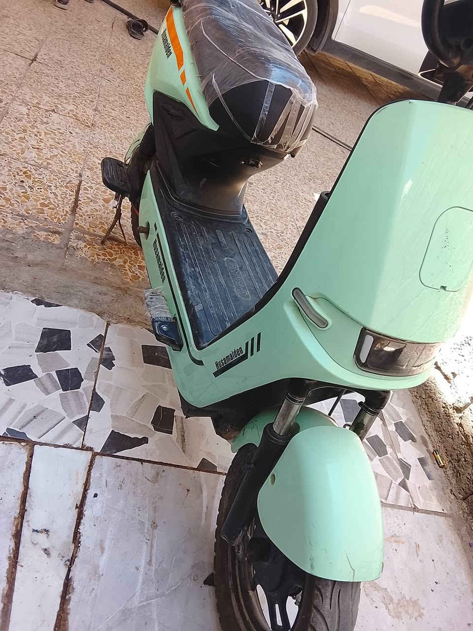 ةسلام عليكم دراجه شحن شاشه طافيه بيه قطع بطاريات منفوخه بس تشتغل وين ميعجبك اطلع بيه *********** مكاني ديالى
