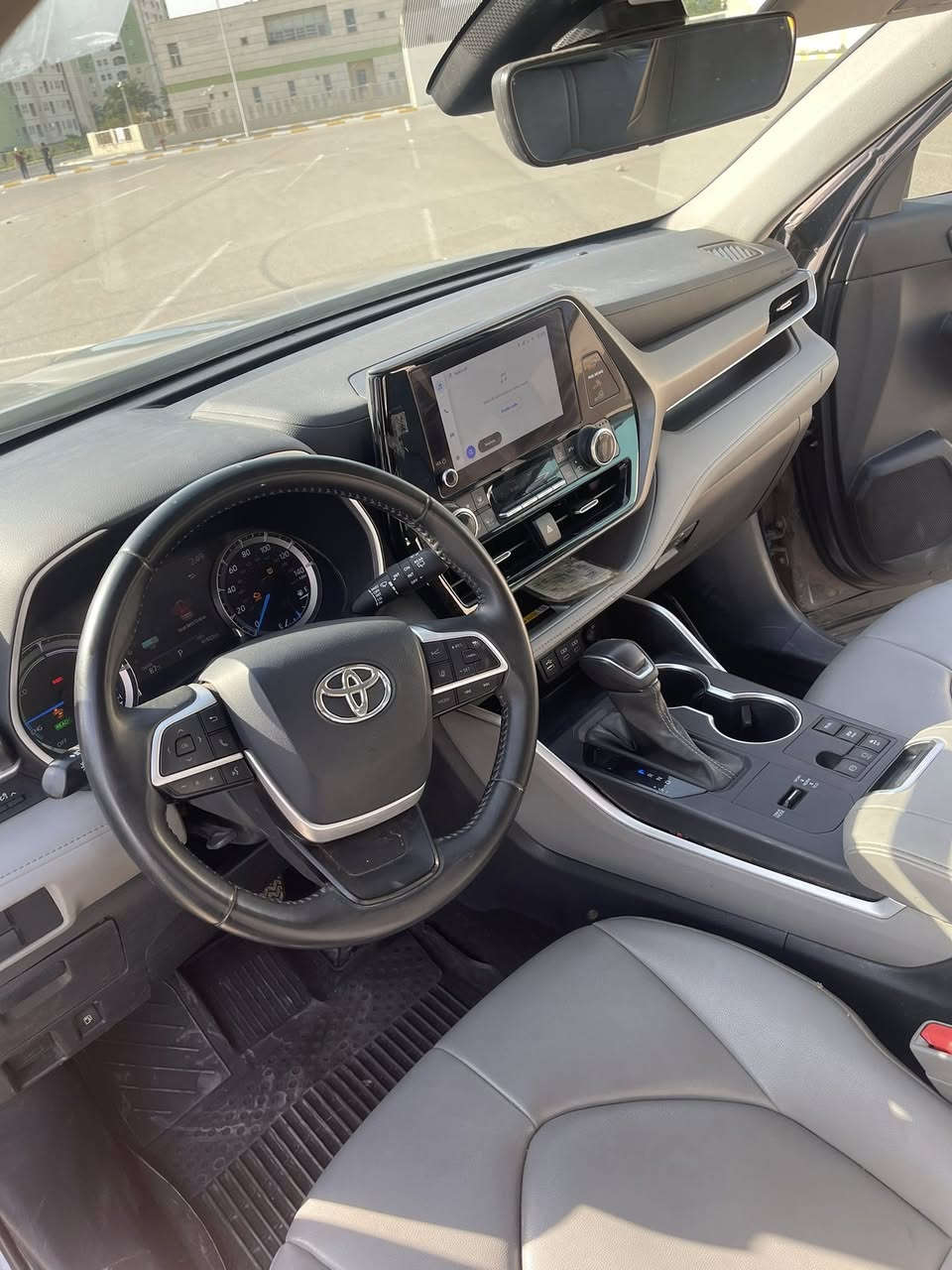 سلام عليكم تيوتا هايلاندر هايبرد مديل ٢٣مواصفات XLe سيارة مرقم جاهز مابيهة نقص بس الرادار الامامي مصبوغة احزام وكو تعديل بالقمارة داخل جلد السعر ٢٦٥٠٠$ رقم الهاتف *********** مكان السيارة بسماية والسنك
