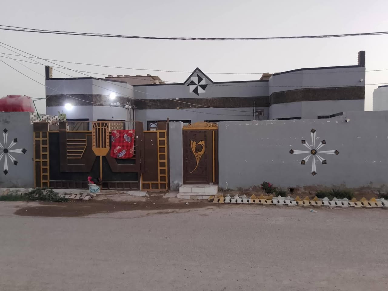 دار لبيع 150متر طريق نجف كربلاء عمود 134طريق يا علي لبيت كامل من كلشي جاهز للسكن  ومشمول بطابو  ومكمل معاملته من البلديه  لستفسار مراسلة الحساب أو واتساب ***********
