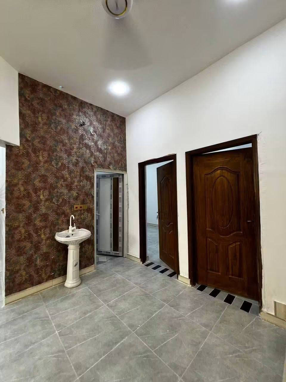 دار سكن في البهادرية
#المساحة :: 110م
طابو زراعي عراقي نموذج 25
البناء حديث مع خارطة مميزة 
#يحتوي :: طارمة صحيات خارجية 
استقبال مطبخ صالة غرفتين منام
صحيات داخلية درج 
البصرة - ابي الخصيب - البهادرية 
#السعر :: 65 مليون قابل للتفاوض 
#للأستفسار :: ***********
