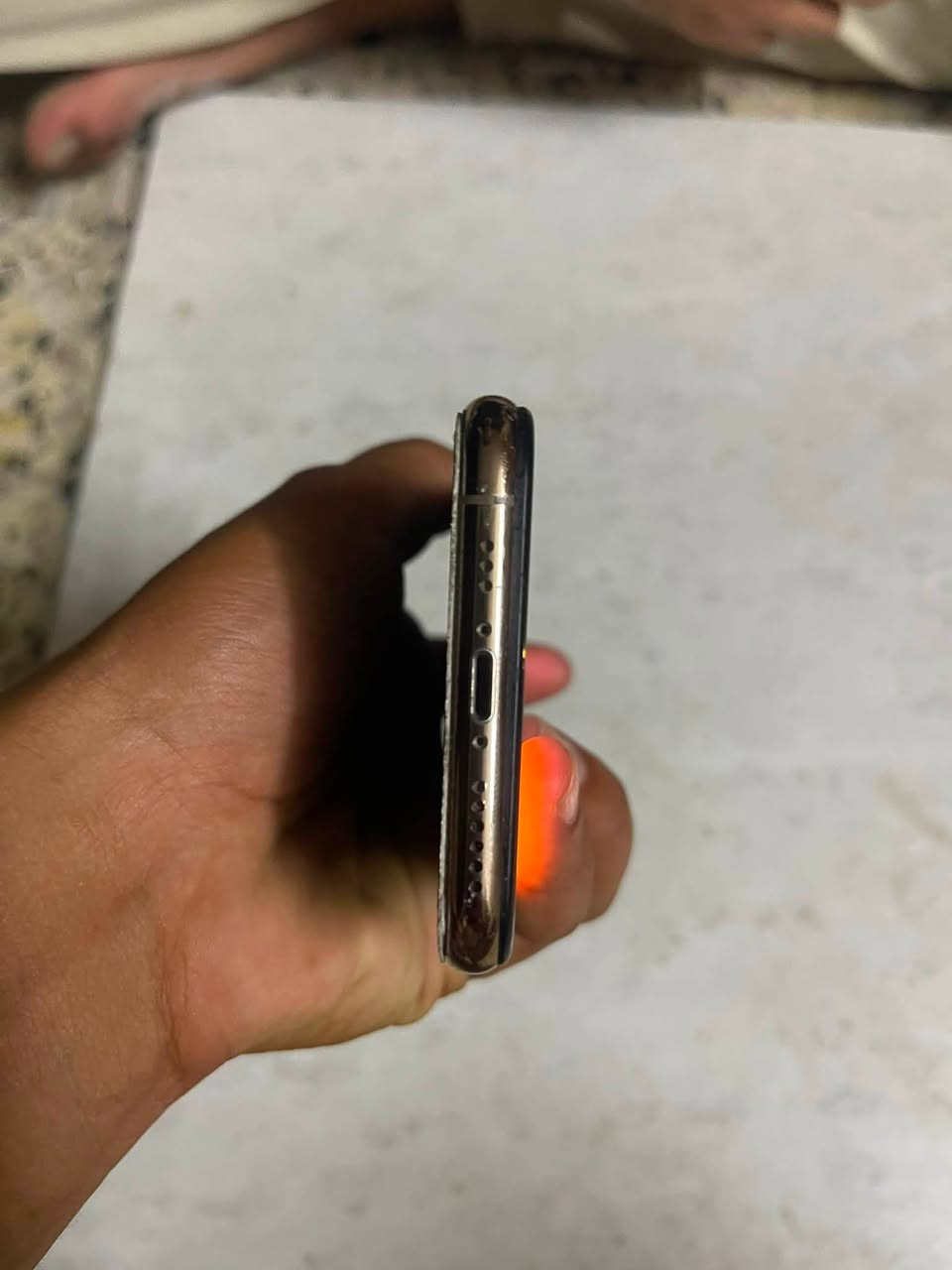 جهاز ايفون xs ذاكره 64 جهاز قوي ولكطه يعني ما يتفوت سعره 85 وبي مجال  لان مستعجل على بيعته ومحتاج فلوسه جهاز مبدل بطاريه من وكاله ايفون البلاديه وقاعده مال سيم كارت ضايعه ب5 والشاشه بيها خط ما ماثر على اللمس ألف***********
