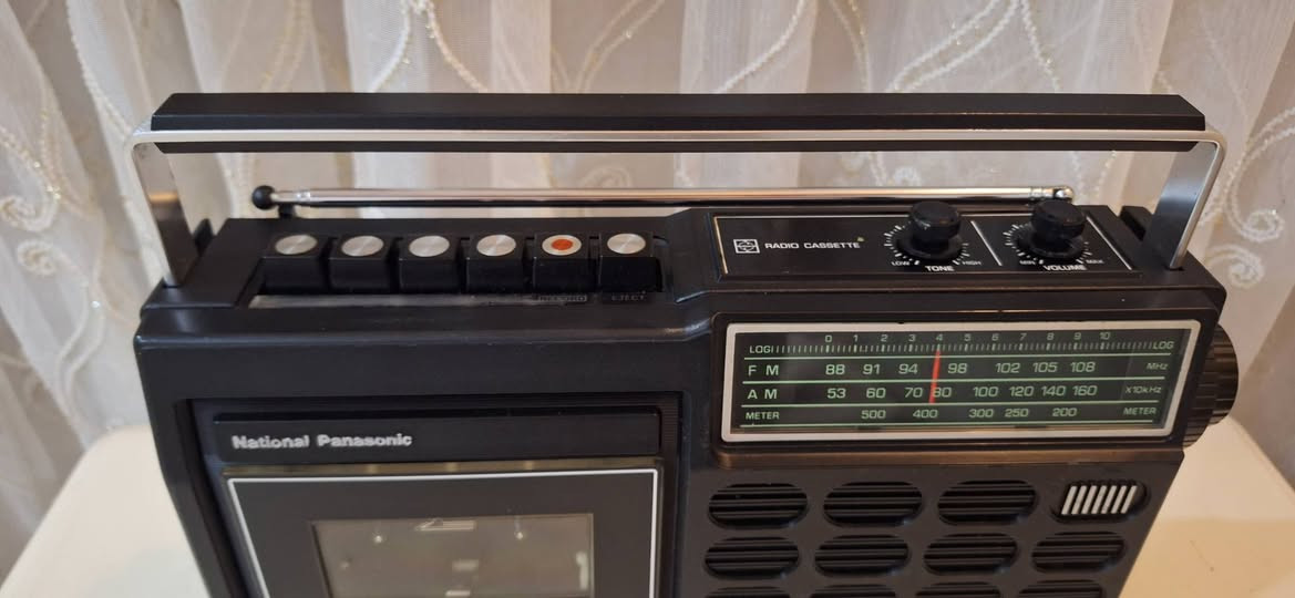 رادیو مسجل  نشنال بانسونك یاباني  اصلي نضیف جدآ   كامل شغال   انتاج 1980
يعمل على الكهرباء 220 فولت  المباشر او بطاريات عدد 4  اکبار
موجات رادیو   FM   MW 
توصیل  للحجز مراسلة الصفحة او مراسلة واتساب على الرقم ***********
