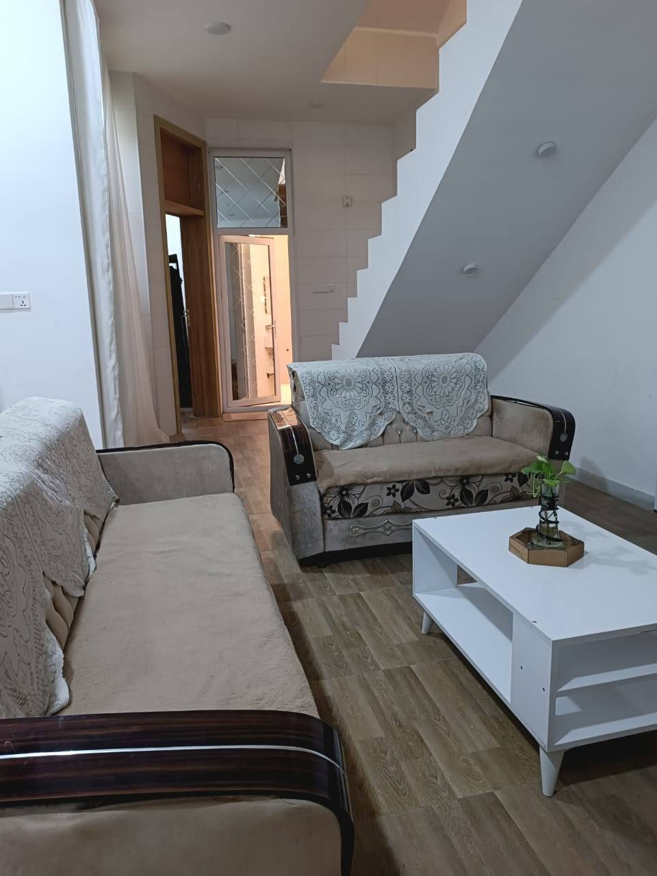 بيت بناء حديث طابقين طابو زراعي سند 25 مساحته 135 متر بيت جاهز على اخار حبايه كافت الخدمات يمه عرظ الشارع ١٠ متر كله تبليط جوره ذهب كله موظفين الموقع بزوير بلتقسيم الجديد مال ام خالد سعره 140 بي مجال الاستفسار عن هذا الرقم *********** البيت يتكون من 4 غرف نوم صاله جبيره كلدور جبير مناور صحياة اكبار خارجيه داخليه مطبخ حار بارد
