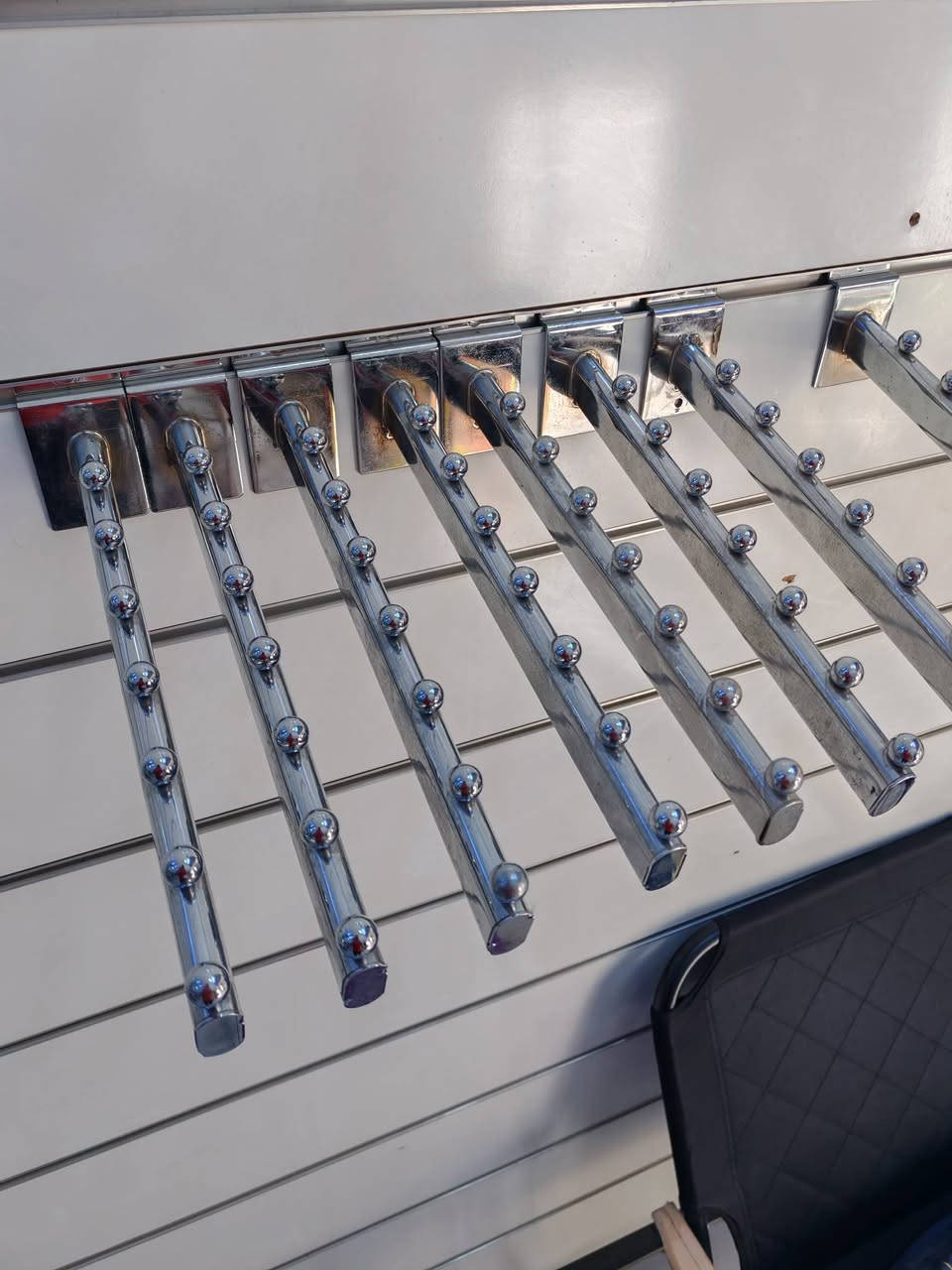 السلام عليكم من رخصة الادمن عندي هاي غراض محل تعاليك واستاندات عدله صجمة مائل وستاند مائل مقوس صجمة ان دي اف  وتعاليك شالات مع تعاليك شحاطات مع تعلاكة ملابس بيظه وتعلاكة ملابس حديد مغلفه مطاط درجة اولى اللي يعجبة يدخلي خاص ماسنجر او رقمي واتساب  والاسعار كلش مناسبة مكاني بغداد  *********** واتساب  مع كرسي عرض احذية
