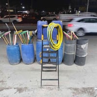 مواد انشائية تجهيز كامل غراض بالكامل للبيع مع الرفوف مثل ما موضح بالصو...