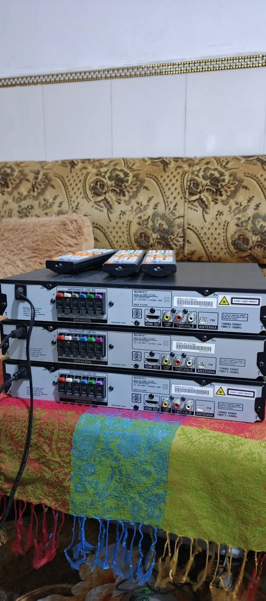 السلام عليكم .
اجهزة مضخمات سوني مسرحي حديث HD .
كهرباء ٢٢٠ فولت كل جهاز يشغل ٦ سماعات 
نظافة فووول .يشغل سماعات نظام ٨ اوم .
 يعني حتئ سماعات السيستمات تشتغل عليه . صوت قوي + بيز فدشي روعة .
اجهزة بلادية شرط و شغالة بالكامل ..
فقط الي بالوسط باب القرص بيه مشكلة ما يفتح 
مع كل جهاز ريموت تحكم و كيبل HD للشاشة .
اخراج الصوت الكلي للجهاز ٣٠٠ واط يحتوي علئ قرص DVD و CD و MP3
 ادخال اواكس تكدر تربط عليه النقال او الشاشة 
  فلاش رام ..مشغل صوت و مشغل فيديو كذلك 
 راديو FM  .
مع خاصية ايكولايزر للتحكم بنغمة الصوت و تقسيم للسماعات التي تعمل بالنظام المسرحي المحيطي و نظام الاستيربو عالي الوضوح .
سعر الجهاز ٥٠  الف نهائي واصل لمكانك بلا احراج رجاءا .
اي استفسار او للمراسلة موجود خاص او 
*********** البصرة .موجود توصيل شركة .
