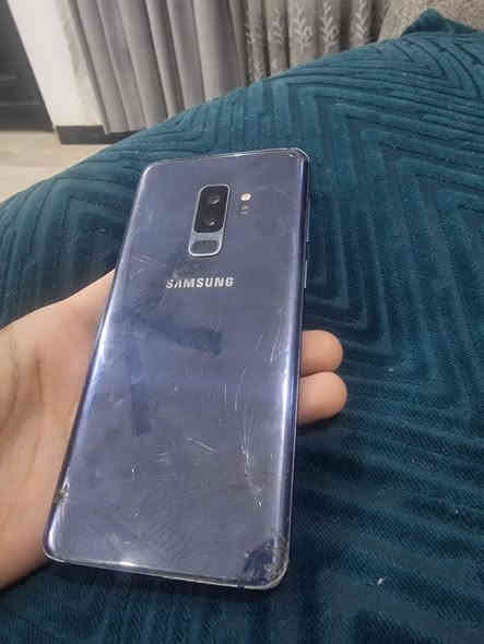 سلام عليكم 
سامسونك s9+ بلاس
لون ازرك ذاكرته 128 بيه فطور مثل ما موضح بالصور بالشاشه و بالظهر ابد ما مأثر عليه ولا عل لمس مالته شغال من كل النواحي رايده ب 70 الف وبيه مجال مكاني بغداد قريب على جامع النداء اي استفسار رقمي ***********
موجود واتساب وملاحضه لايوجد توصيل
