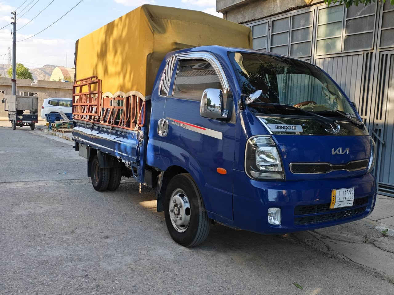 سڵاو کیا بۆفرۆشتن 4000 سۆپەر 
مەکینەڕەشی مەرغو
کۆدی بۆکراوە تەنها بارکۆدەکەی ماوە  
گێڕو مەکینەو ئەکسلی بەشەرت
مانگێک دەبێت کامل پێشی داگیراوە
ڕادێتەرو پانکەی بۆگۆڕاوە لۆک
چەمچەو سەرچەمچەو خێمەی هاوینەی لەگەڵە
ژ.م***********
ژ.م***********
