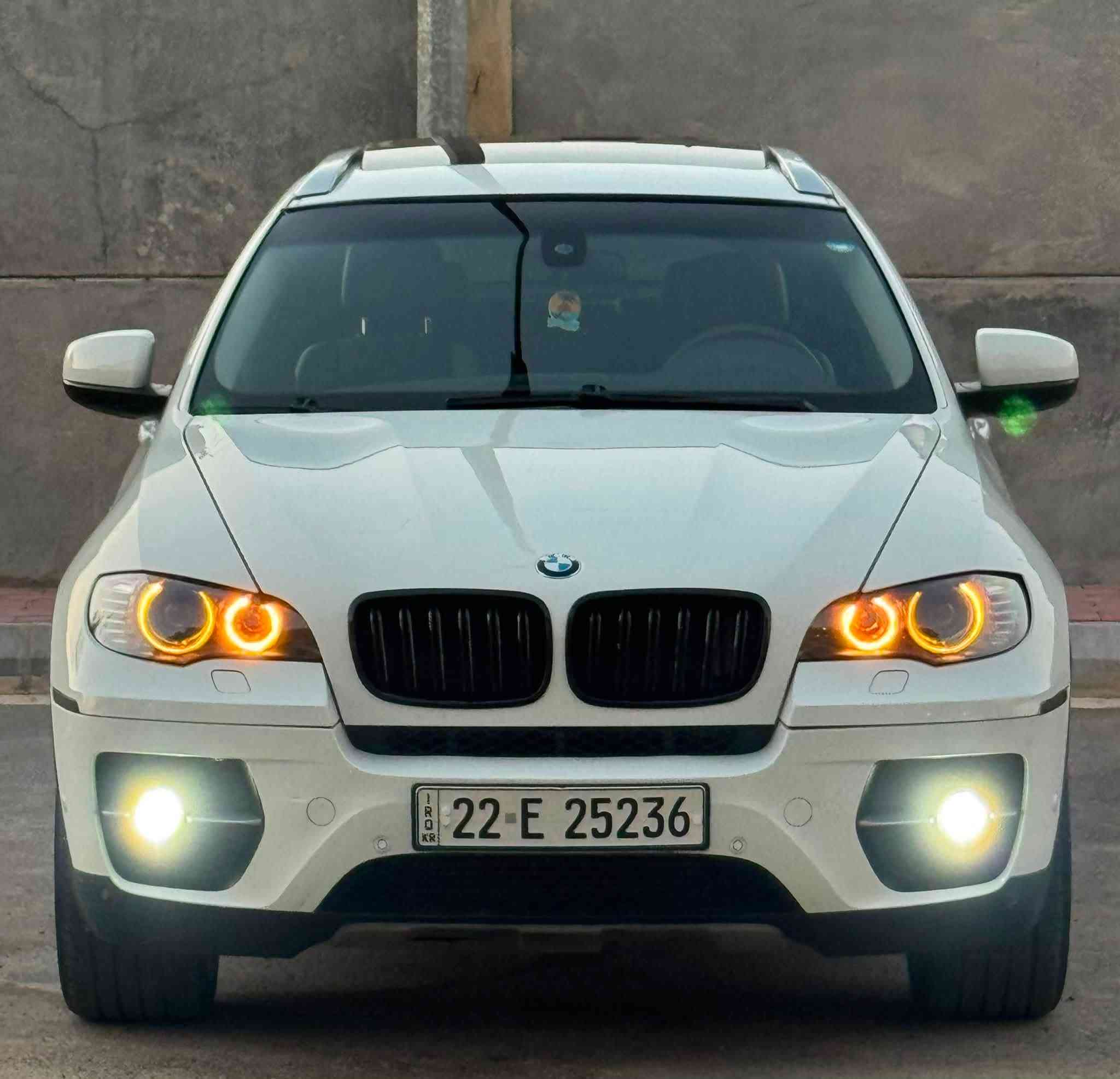 BMW X6 2012 N55 XDrive للبيع او مراوس
خليجي شركة العروش 
مكفولة من الصبغ و الضرر 
دعاميه صبغ فقط الباقي مكفول 
المواصفات فول : 
- محرك حجم ٦ سلندر / N55 المرغوب 
- فتحة سقف SunRoof
- داخل لون احمر مطعم بصاج
- كشنات جلد + تحكم كهرباء 
- كشنات خزن Memory
- مري شفط كهرباء
- بردات ابواب 
- شاشة وسائط 
- 3 كاميرات 
- حساسات اصطفاف
- صندوق كهرباء
- سستم صوت HarmanKardon
- هاند بربك بصمة
- سيدي جينجر
- شفتات ستيرن تبترونك
- قطعتين تبريد و منفصل
- ويل حجم 20 تو سايز
نصبتها كلش حلوة و بالواقع احلى من الصور 
مابيها نقص. صفر مسج
محرك و كير مكفول و التبريد ثلج 
عنواني بغداد / الكرخ 
***********
***********
