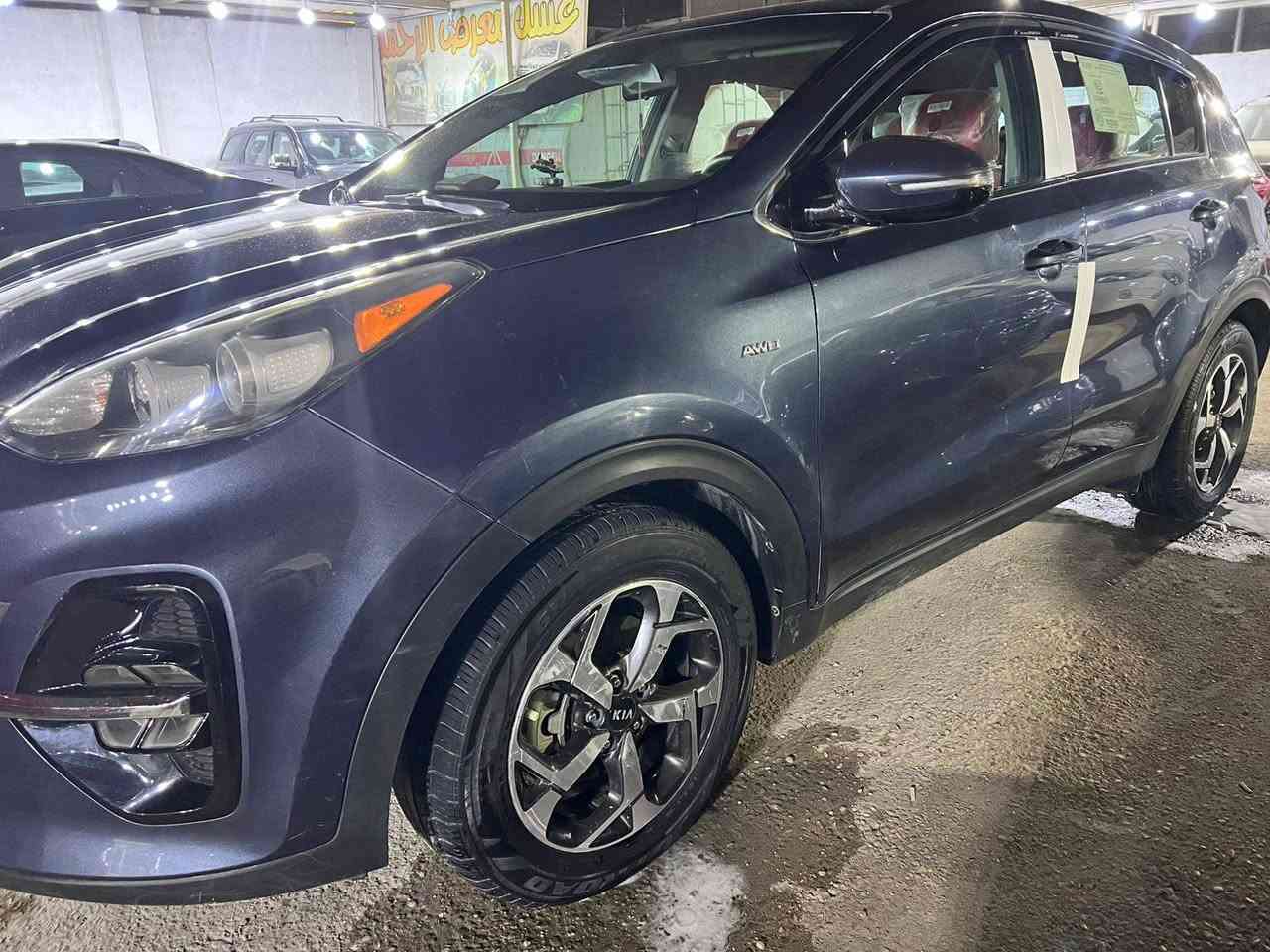 السلام عليكم من رخصه مدير الكروب كيا اسبورتج موديل 2021 السياره جديده  بيه 3قطع صبغ والباقي مكفول السياره ماشيه 110الف كيلو رسمي رقم دولي بعدني مامثبته للستفسار الاتصال على الرقم *********** ابو حسين الساعدي العنوان بغداد الجديده
