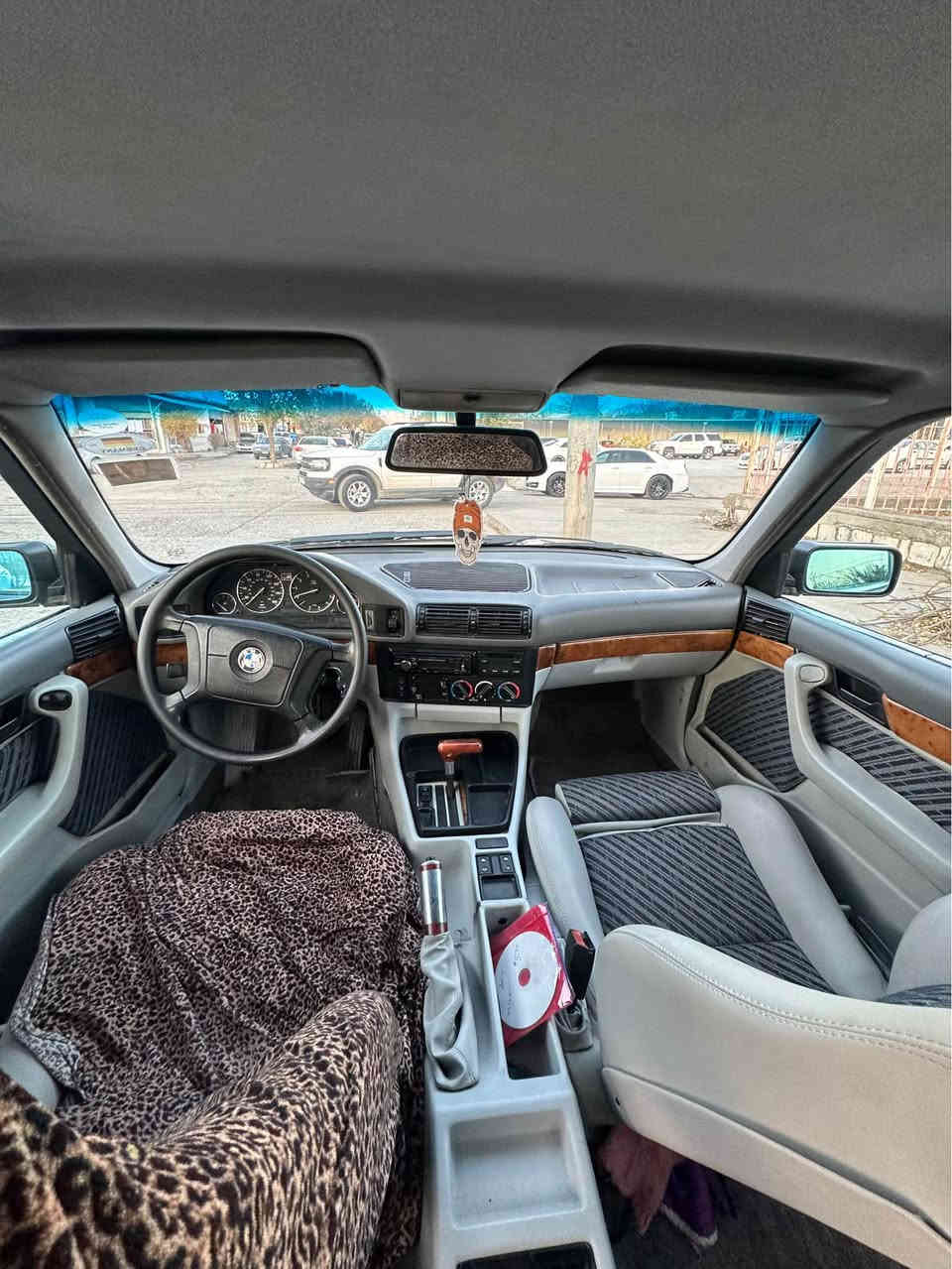 بەناوی خودای گەورە و میهرەبان
بیئێم  ٥٢٥ ئۆتۆماتیک 
سەیارەکە لەسەر دەقی شەریکە ماوە
دەحم و لێدراو نیە 
بێ مەسرەفە
حلوجە بێ سەرەتا
شوێن قەڵادزێ *********** بشدار, السليمانية
