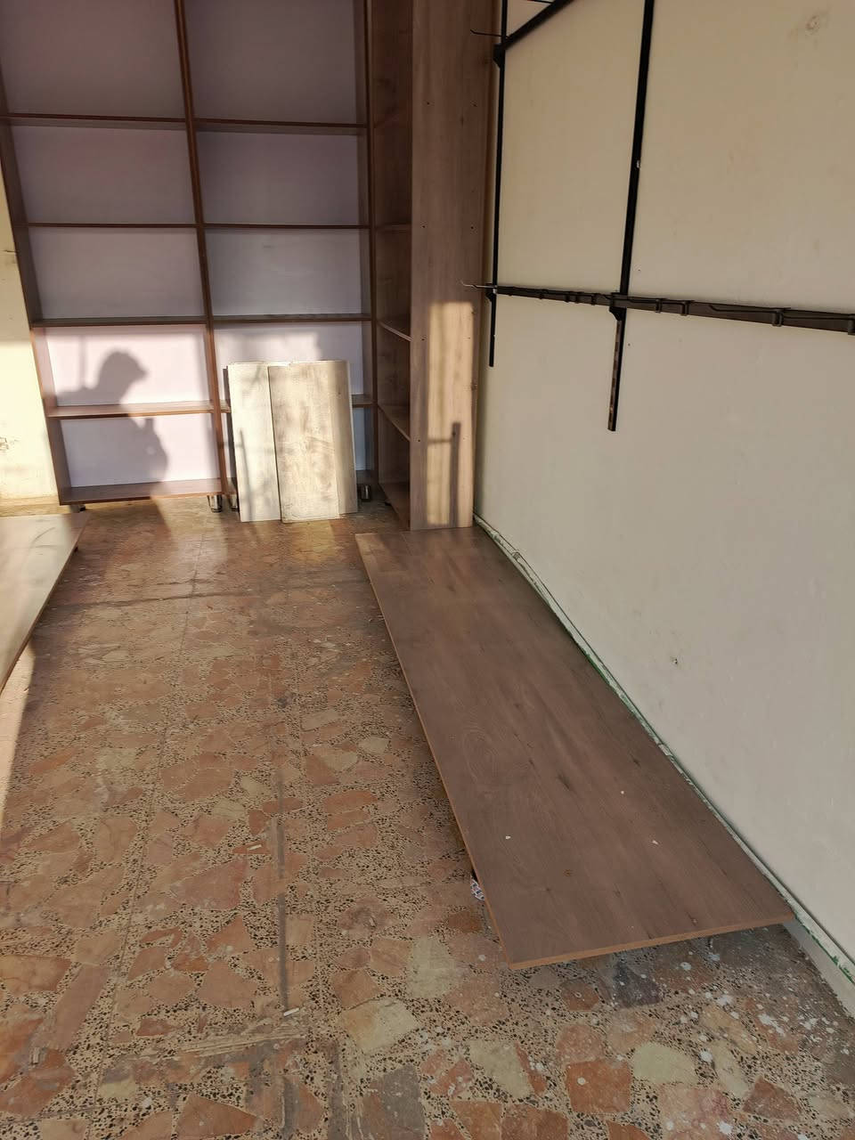 فاترينات ٣ قطع مع رفوف تقطيع 
ارضيات عدد ٣ 
١٦٠ الف
***********
