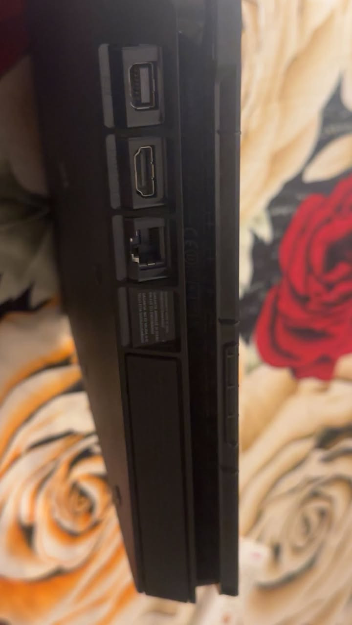 بلي فور سلم للبيع
جهاز مستخدم نضافته عاليه ويا اليده الاصليه SONY + قرص وملحقاته كامله شاحنه اصليه منفذHd الاصلي جهاز  نضيف واستعماله قليل السعر 250 بي مجال بسيط 

للاستفسار ***********
