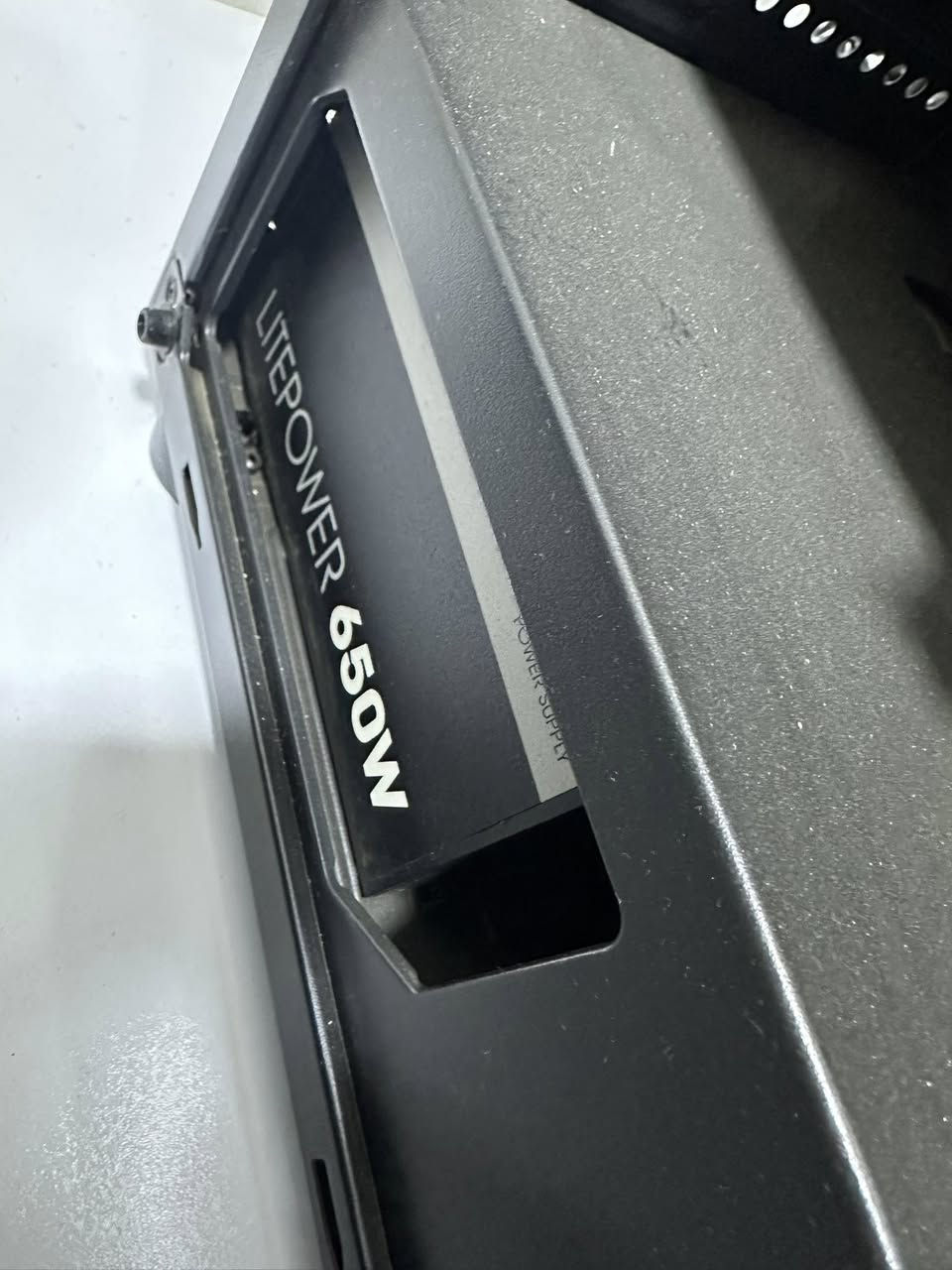 المعالج (CPU)
‏ • Intel Core i5‑11400F

 • الجيل 11

 • 6 أنوية / 12

 • تردد 2.6GHz

كرت الشاشة (GPU)

‏ • Gigabyte GeForce RTX 3050 Eagle

 • ذاكرة 8GB

الرام (RAM)

‏ • XPG RGB DDR4 RAM

‏ • 16GB

‏ • 2×8GB

التخزين (Storage)

‏ • HDD : 1TB

‏ • SSD : 256GB NVMe 

المذربورد (Motherboard)

‏ • MSI MS‑7D22 Motherboard

مزود الطاقة (Power Supply)

‏ • 650W

التبريد (Cooling)

 • مبرد المعالج: مبرد إنتل الأصلي (Intel Stock Cooler) ظاهر في الصورة

 • مروحة خلفية RGB للكيس

 • 3 مراوح أمامية RGB

الكيس (Case)

‏ • Rampage Gaming Case

 • واجهة Mesh مع 3 مراوح RGB

 • جانب زجاج

النظام

‏ • Windows 11 Pro

للتواصل 

***********
السعر ٨٥٠ الف وبي مجال
