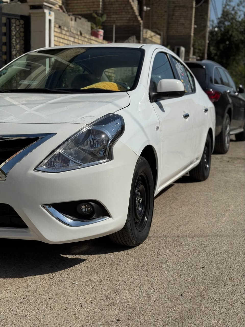 نيسان سني هندي ليبل ازرق 2018 السيارة مبدل بيها جاملغ امامي ايسر وحالوب قمارة فقط بدون دواخل وبيها ملاحظات مثل رصعات على شخوط السيارة جاهزة للأخير كير مكينه حدادية ادامه عامة مسوي السيارة تضرب كير وتطلع شرط الفحص ميحتاج مصرف السيارة مال جناي خيرمن الله 
السيارة باسمي تحويل ثاني يوم 
عارضها 100$ وبيها مجال 
***********
*********** بغداد, العراق
