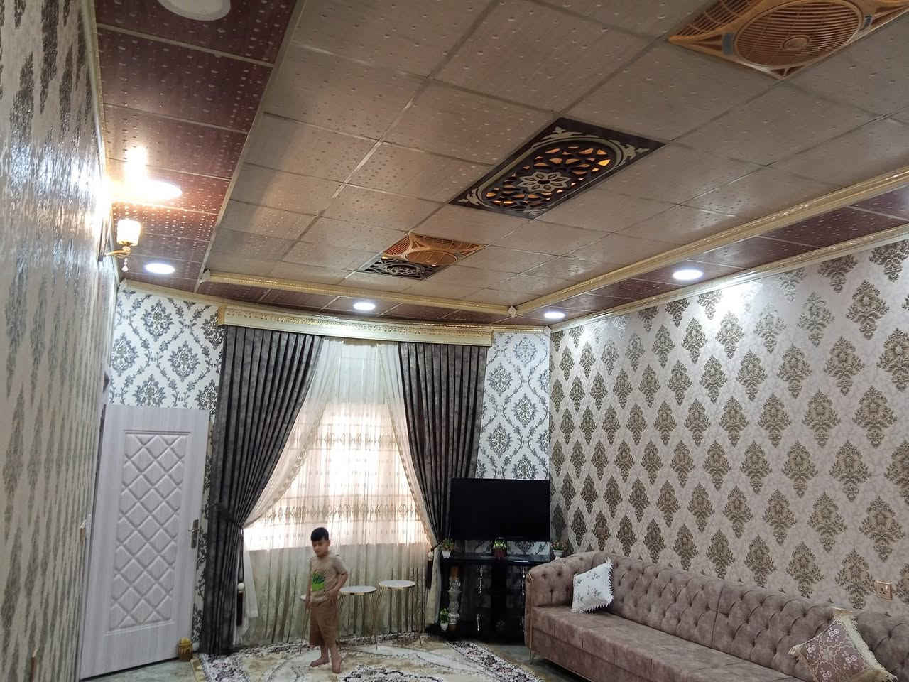 السلام عليكم بيت للبيع مساحة الأرض ٥٢٠ مساحه البناء 225 يبعد عن جامعة النبراس 400 متر 4غرف نوم ***********
