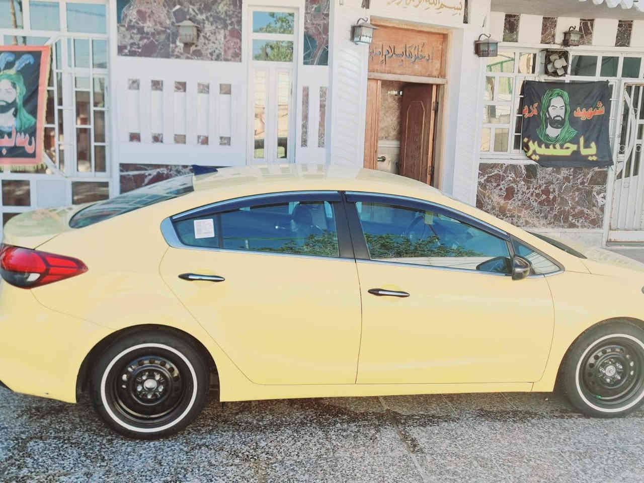 فورتي للبيع وارد امريكي الموديل 17حادث السياره دعاميه اماميه فقط المواصفات لمتت ما عده الفتحه كير ومكينه خير من الله  سدر خلفي وامامي جديد هيه وغرامه مصفره وتحويل ثاني يوم بسمي سعر 118وبيهه مجال ***********
