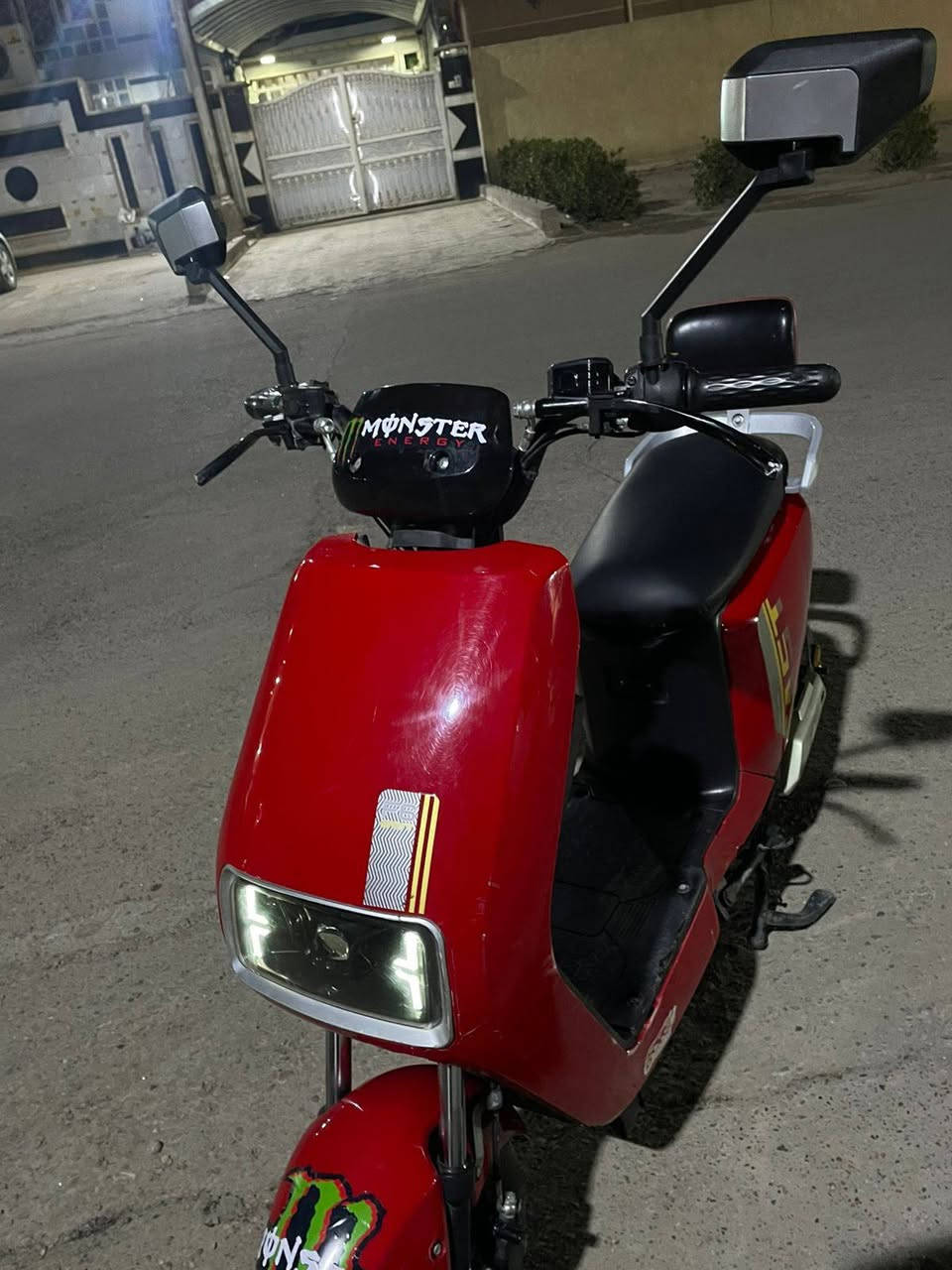 السلام عليكم
 دراجه شحن للبيع 
5بطاريات كبار بحاله جيده 
4سرع
تايرات جدد
لايت زنون 
مكاني الامين الثانيه 
***********
