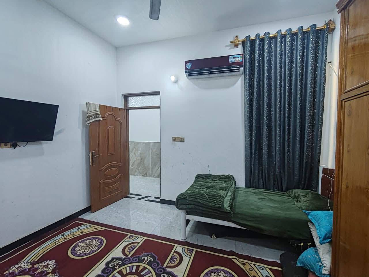 السلام عليكم ورحمه الله بيت بحي صحفيين نزله الجامع مساحه 200 متر وبي وصل تطويب
البيت جديد طابوك صب كونكريت بناء درجه اولى قريب عل شارع العام متكون من غرفتين وصاله واسعه  ومطبخ واسع وصحيات داخليه وخارجيه واستقبال وكراج للتواصل ***********.
