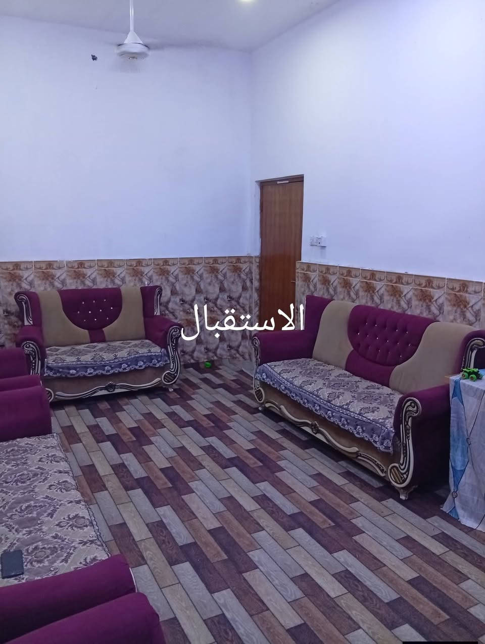 السلام عليكم بيت للبيع في ياسين خريبط قرب مدارس نور الجوادين الاهليه بالقرب من اسواق  اهلنا الزون الثالث يحتوي الطابق الأول غرفة نوم واحدة و موزع وهول واستقبال وصحيات داخليه وخارجيه والطابق الثاني واصل للرباط ويحتوي على شبابيك ومخزن رقم الهاتف لصاحب البيت ***********
