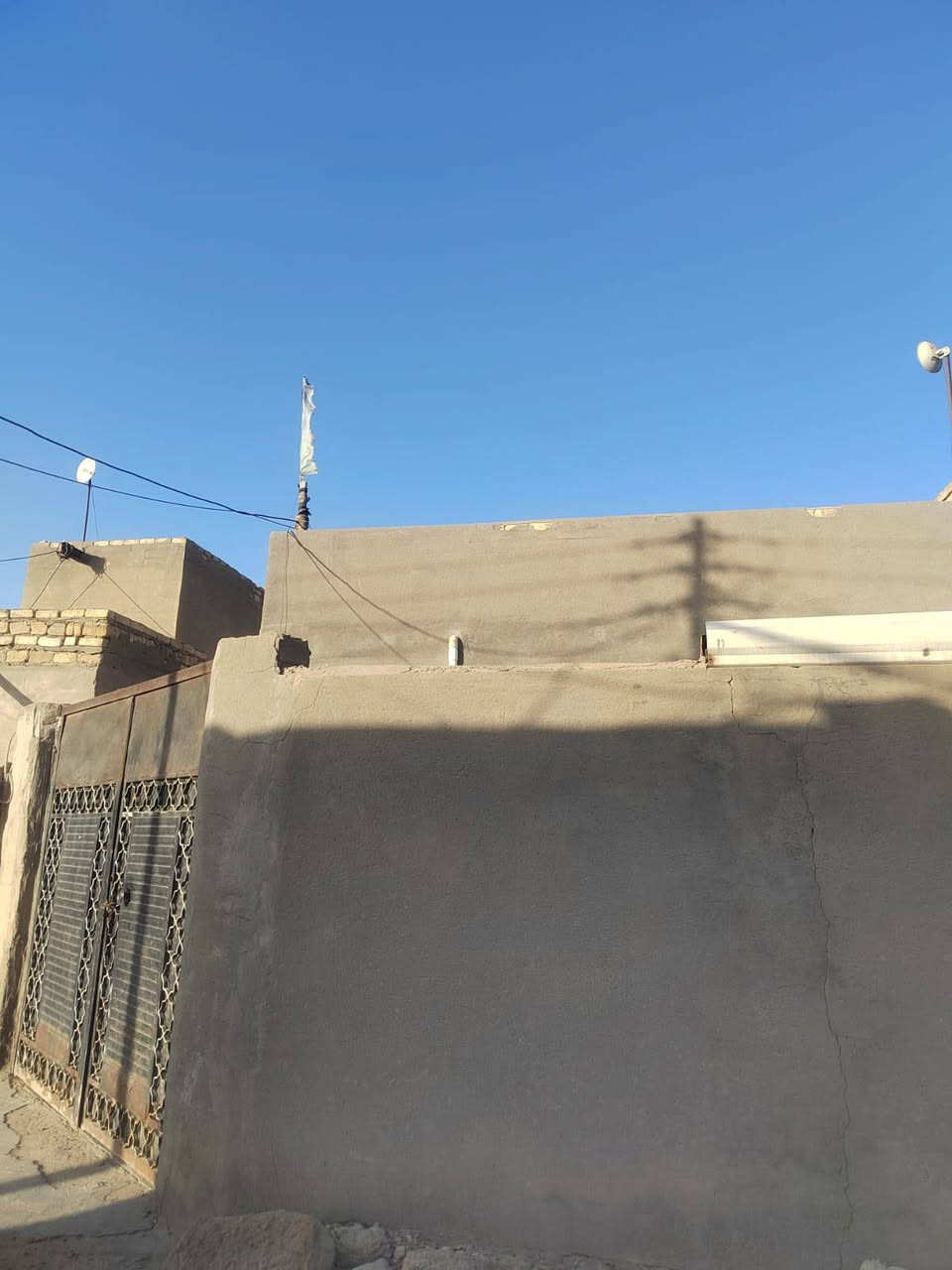 السلام عليكم بيت للبيع عد معالي يم جسر معلق بناء طابوك عكاده ربع 4غرف براني وصاله ومطبخ ستفسار خاص ***********
