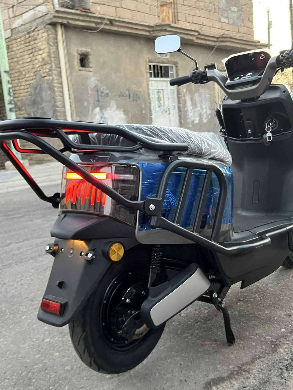 ⭕⚡دراجة ( وحش الكون ) شحن 
للبيع  نضيفة الدراجة ( مستخدم )  صارح طالع من معرض 5 شهر

🟡مواصفاتها :
🔹ملف بقوة 2000W
🔹بطاريات ٦ كبار مسطرة 72V, 35A
🔹مثبت سرعة (ARS)
⭕دبل إشارة
🔹بريك امامي خلفي دسكات
🔹مانع تزحلق ( ABS ) 
🔹لايت ( عالي، ناصي، رماش ) 
🔹اشاير (يمين، يسار) 
🔹سرعة 80km/h حقيقي 
🔹المسافة المقطوعة من km65- 75km بالشحنه الوحده 
🔹صندوق كبير جدا
🔹هورن 
🔹نظام البارك ( P ) 
🔹قفل ستيرن 
🔹مانع سرقة 

🟣ملاااحظة :الدراجة نظيفة جدا امانة الله 

🔺شاحنتها موجوة كلشي مابيها وجديدة

السعر : 875 الف وبيها مجال 

للاستفسار : وتس او خاص يلي جاد فقط يتصل *********** مكاني كربلاء طريق نجف عامود 1095
