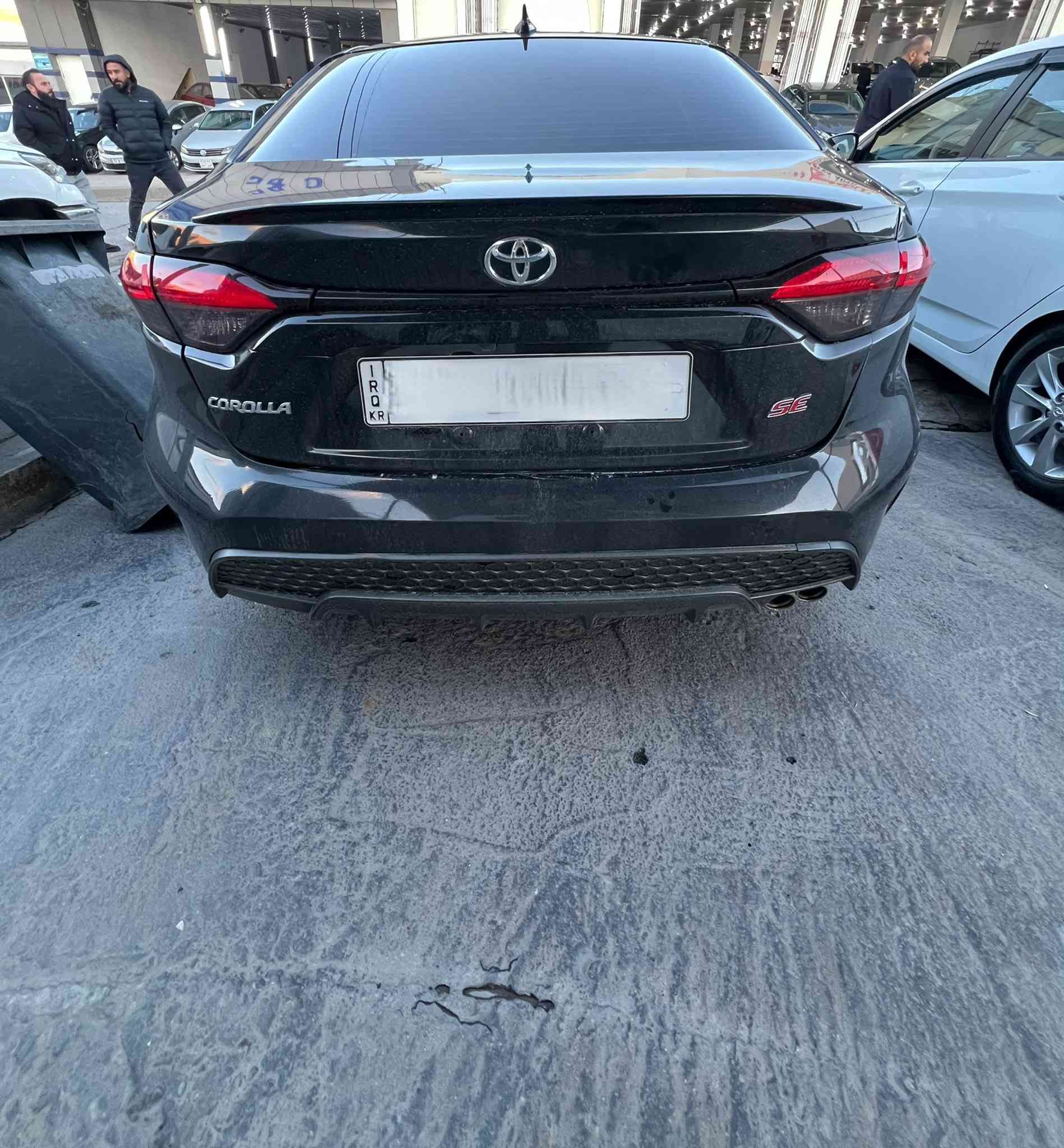 اسم السيارة و نوعها و موديل : تويوتا كورولا 2020 Se
سعر و مجال :137 ورقة
غرامة : لايوجد 
عدد سلندر + المحرك حجم المحرك :٤سلندر حجم 2.0L
عدد الممشة : 110 الف ميل
مكينة مفتوحة : لا 
الكير مفتوح :لا 
المكينه بيها نفخ :لا 
عدد قطعة الصبخ + امكنها : بوند و صندوق
تعديل بارد : صندوق
الايربكات : سليمة
الشاصي و الدواخل : سليمة 
رقم الشاصي  : JTDS4RCE9LJ016916
تحويل او وكالة :موجود
عنوان : دهوك 
تبديل : يوجد
قسط : لا يوجد
رقم الهاتف :***********
