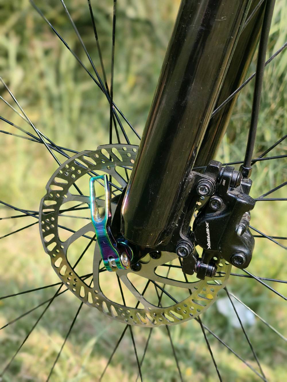 دراجة جبلية متطورة للطرق الوعرة. تتميز بهيكل بلون أصفر مشرق وتصميم يجمع بين الانسيابية والمتانة. مجهزة بمكابح قرصية قوية، ومغير سرعة متعدد المستويات لتجربة قيادة محسنة على كافة أنواع الطرق. المقعد واسع ومريح مع نظام تهوية ودعم إضافي. فرصة رائعة لعشاق المغامرة.