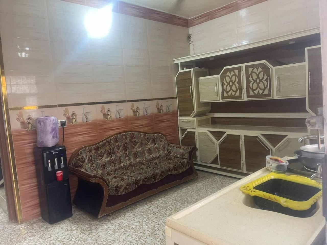 منزل معروض للبيع طابوو صرف
عنوان ديوانيه 

حي الفرات قرب شارع الصب او قرب التقاطع 

المساحه:- 191م عرض الواجهه 9م

البناء اساس كونكريت البناء بلوك وطابوگ 

يحتوي ع 

غرف نوم عدد 3

مطبخ

استقبال غير متكامل

صاله 

صحيات 

المنزل مطلوب للبلديه 19مليون تسديد سنوي بالسنه مليون دينار

السعر باليد 98 وبي مجال جداً بسيط
للتواصل ***********
