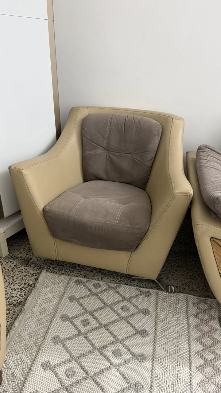 يوجد 8 مقاعد او 16 مقعد 

المكان الامين الثانيه قرب الفلكه الحدادين 

مستعجل على البيع 

السعر 850 الف إذا 16 مقعد واذا 8 مقاعد 450 الف 

مكلف بلنشر 

غير متواجد على الفيس 

هاتف صاحب التخم 

‪0771 428 5108‬
