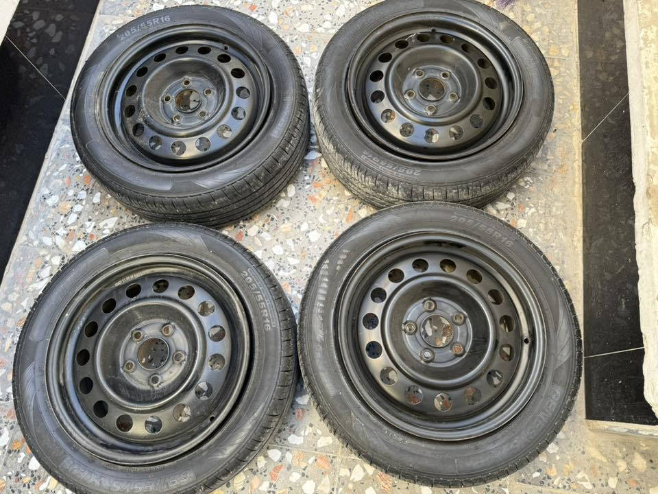 السلام عليكم
تايرات +ويالة. حجم16
اصدار 2025
مستعملات شهر واحد فقط بيهن بنجر واحد 
سعر 250قفل
للاستفسار***********
