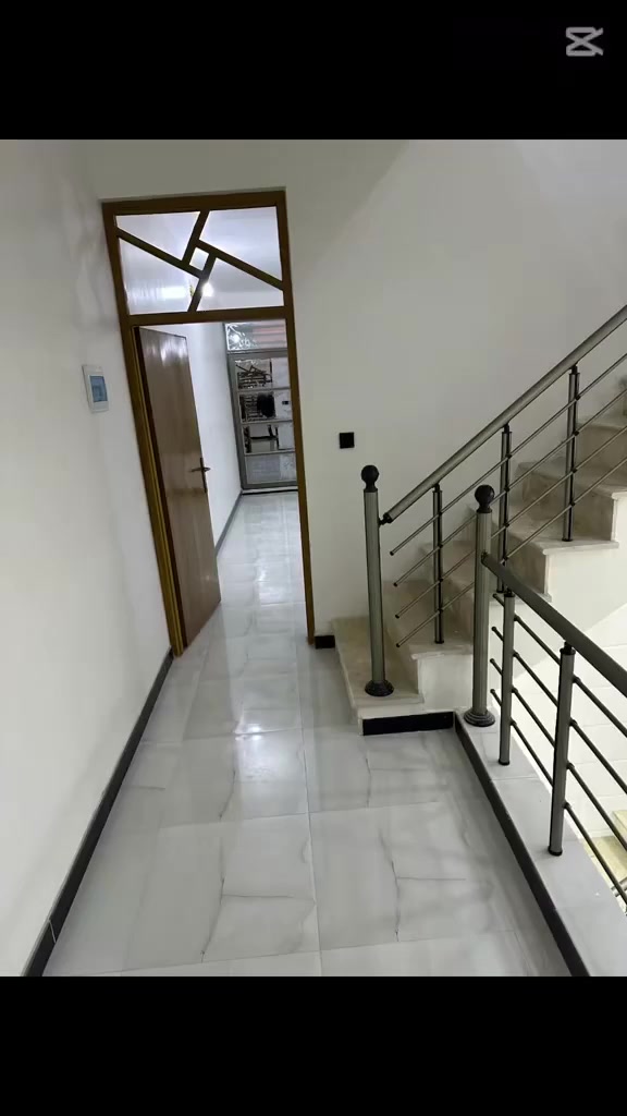 ‏سلام عليكم توفر لدينا حديث بناء 26 للبيع المساحة 100 واجهة5 يتكون من3 طوابق
‏الطابق الأول كراج وخدمات خارجية استقبال مطبخ من ورا خدمات غرفة نوم 
‏ثاني خدمات حولي نوم
‏ الطابق الثالث ببيتونا كبيره وسطحين الأرضية مر مر الدراج مرمر الجدران مستقله العنوان الشعب شارع عدن خلف مدرسة إلا سمعي ‎
***********
