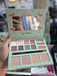 مكياج نسائي • مستحضرات تجميل