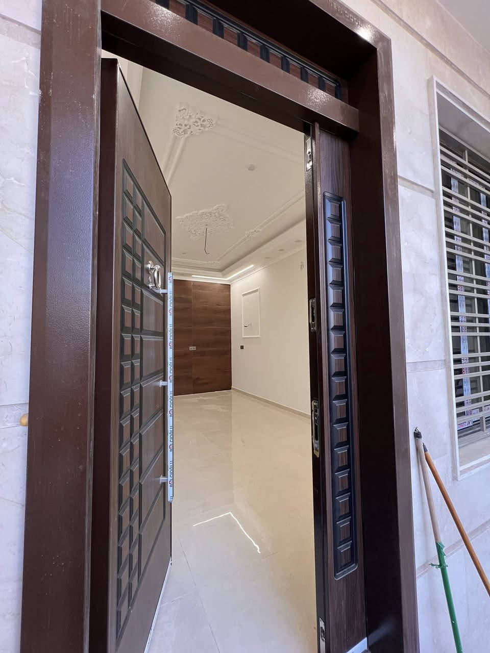 بيت للبيع في بغداد – حي القاهرة
📍 الموقع: حي القاهرة – قرب أسواق أبو تحسين
📐 المساحة: 134 م²
🏠 بناء حديث ومواصفات مميزة

✅ 4 غرف نوم
✅ 4 حمامات
✅ صالة واسعة
✅ مطبخ
✅ منوران
✅ كراج للسيارة

فرصة مناسبة للسكن العائلي في موقع حيوي وقريب من الخدمات والأسواق.

📞 للاستفسار والمزيد من التفاصيل يرجى التواصل
***********
  #بيت_للبيع #ضباط_القاهرة #بيع_شراء #عقارات_بغداد
