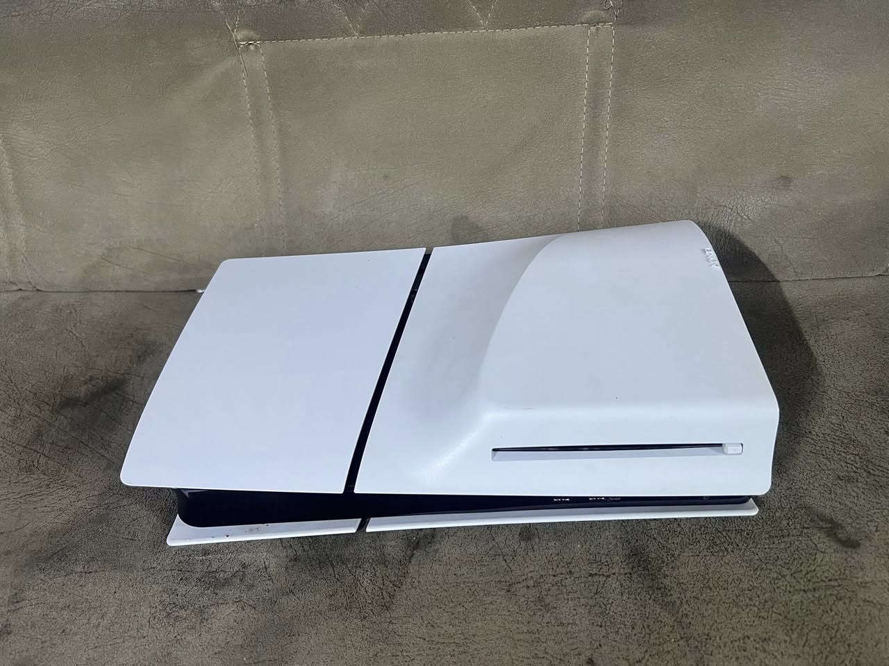 السـلام عليكم شلونكم عيني شباب
عندي بلي 5 سلم  كامل مكمل
 صالة تقريبن شهر و١٠ ايام بن ماخذة ما داخل مصلح ولا مشتم هوة الشارع 
ذاكرتة 1 تيرة 
ويا قرص بيس 2021
+ يـدات عدد 3 مال الشركة + الشاشة 55 + مـيز مالتة+ يوبيئس فىة عالية الجودة بلي مرتب وكلش نضيف تاخذة وشغل مباشر 
سعـره 1400 مليون و400 الف
وبي مجال للطيبين 
مكان بغداد الشعب للستفسار خاص او رقم الهاتف *********** متواجد بئي وقت
