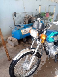 دراجه للبيع موديل2025 اوراق سكنر السعر 650وبيها مجال 07811459245