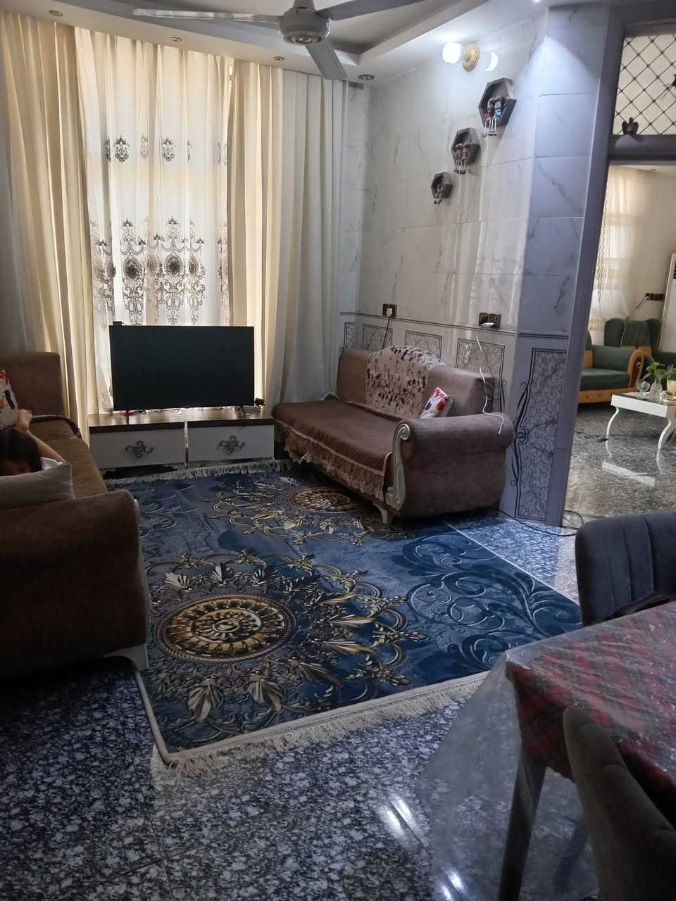 السلام عليكم بيت للبيع بالنقد او بالقسط اذا تريده قسط تتفق ويا ابو المكتب العارضته يمه يبيعلك قسط
بيت بناء حديث للبيع طابقين ٣غرف نوم وهول ومطبخ واستقبال حمامات ثنين العنوان مقابل معمل الحرير شارع مهند الحلاق قريب ع مدرسه براعم الإيمان تبليط بالباب مساحه البيت ١٣٠ مع الكاونتر والتانكي والسخان والمغاسل عدد ثنين البيت فازغ حاليا بس جيب غراضك وتكعد الاستفسار *********** البيت طابو زراعي سند ٢٥
