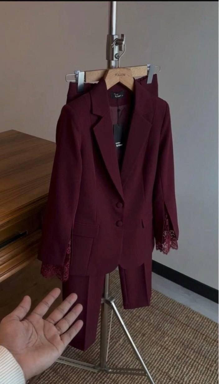 طقم اليجانت ✨️ ♠️
قماش كريب مع لمسات دانتيل على الاكمام 
الالوان : اسود🖤 ، خمري ❤️
المقاسات : 36 38 40 42 44 46 
السعر : 32  jd


**إذا كنت صاحب هذا الإعلان وتريد حذفه لأي سبب، رجاءا أرسل رسالة إلى الدعم الفني**