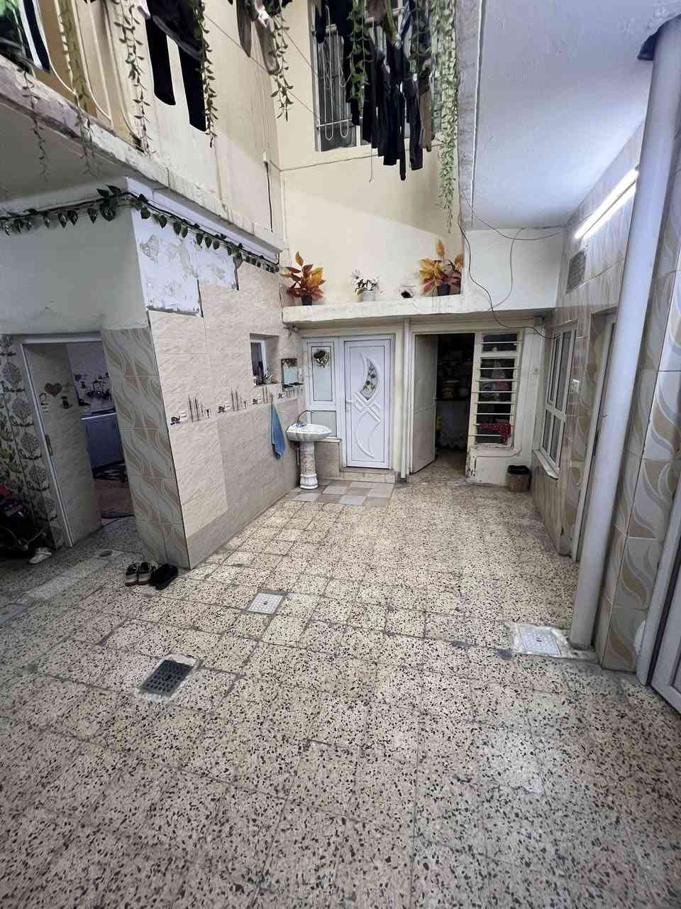 السلام عليكم 
بيت للبيع قرب دورة الرسالة بفرع اهل الخظراوات اول فرع على يسار الناظر
المساحة 100 بالسند واقع 108 مربع 
سند طابو الايمن تحويل مباشر من الشرعي
الطابق الاول استقبال+غرفة واحدة+مطبخ +مشتملات 
الطابق الثاني 3غرف نوم +حمامات 
البيت شرقي ومسقف 
وسقوف ثانوية وسيراميك مثل ما موضح بالصور
للاستفسار:***********
