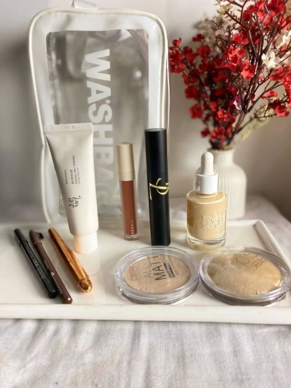 مجموعة  مكياج يتكون من :_
واقي شمس Beauty of Joseon (Relief Sun: Rice + Probiotics): واقي شمس عضوي كوري شهير يحتوي على 30% من مستخلص الأرز والحبوب المخمرة. يتميز بقوام خفيف يشبه المرطب، ولا يترك أثراً أبيض على البشرة

كريم أساس كاتريس Catrice (Nude Drop Tinted Serum Foundation): كريم أساس بقوام السيروم، يوفر تغطية خفيفة إلى متوسطة مع لمسة نهائية طبيعية غير لامعة. يحتوي على حمض الهيالورونيك وفيتامين E لترطيب البشرة لمدة 24 ساعة.

بودرة Catrice (All Matt Plus Shine Control Powder): بودرة مضغوطة خالية من الزيوت تعمل على التحكم في لمعان البشرة وإخفاء العيوب لمدة تصل إلى 12 ساعة.
بودرة إضاءة Catrice (High Glow Mineral Highlighting

 Powder): بودرة إضاءة مخبوزة تحتوي على معادن وأصباغ عاكسة للضوء لمنح البشرة مظهراً مشرقاً.

أحمر شفاه سائل من Farmasi: يظهر في عبوة طويلة، وهو غالباً من مجموعة أحمر الشفاه السائل المات (Matte Liquid Lipstick) التي توفر لوناً قوياً ويدوم طويلاً.

أقلام كحل  وحاجب :  لتحديد العيون أو الحواجب.
حقيبة مستحضرات (WASHBAG): حقيبة شفافة تُستخدم لتنظيم وحمل منتجات

سعر المجموعة ٣٨
توصيل بغداد 4 محافظات 6


**إذا كنت صاحب هذا الإعلان وتريد حذفه لأي سبب، رجاءا أرسل رسالة إلى الدعم الفني**