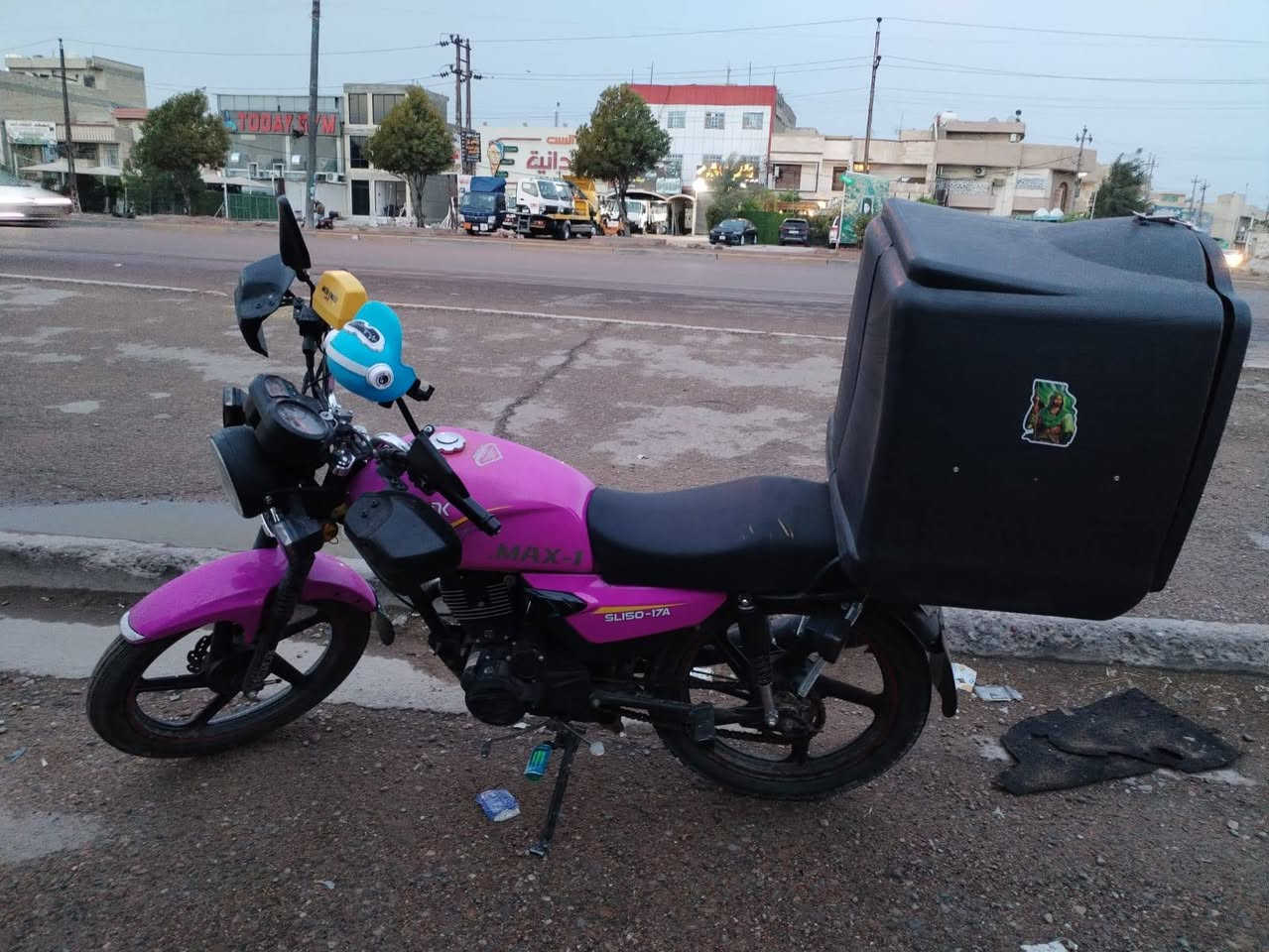 اسلام عليكم 
دراجه سونلك دراجه اخت زيرو ممتعوبه 
واحله من صور طبعن بصور مضلومه ودراجه كامله من ناحيت كهربئيات فقط عداد كيلو متر مكطوع
وكفاله مكينتها خرسه ناعمه حيل وتجي شوف شلعتها فول تعليك 
دبلات نضيفه دراجه مال شغل 
اوراق كامله 
اضافات دراجه واقيات 
ستاند تليفون صندوك 
سماعه بلوتوث 
مكاني بياع 
***********
