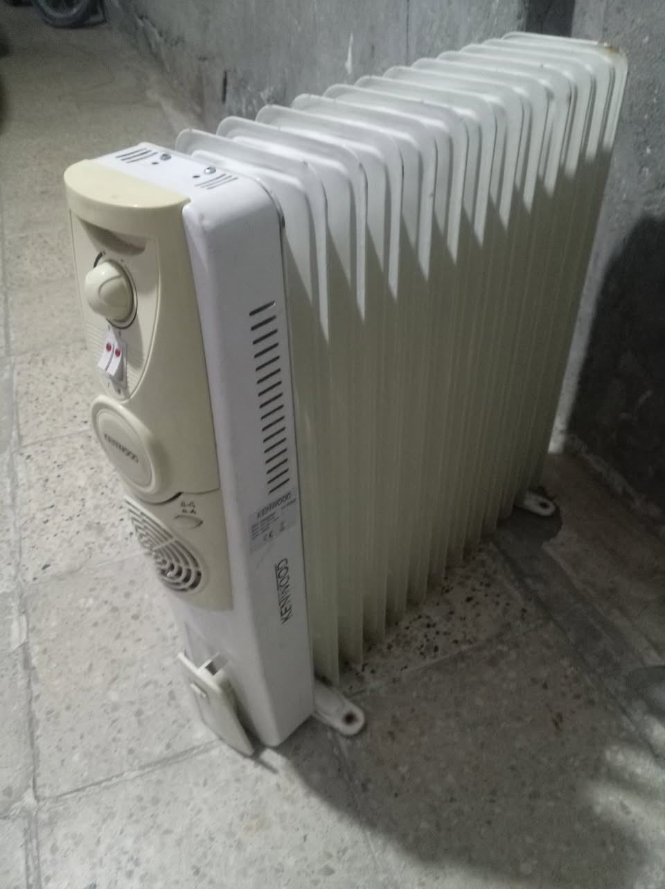 صوبة زيتية نوع كينوود شغالة وجاهزة بدون فان ١٢ ريشة حجم كبير ب٣٠
كربلاء حي العسكري العابد صيدلية الرونق ***********
