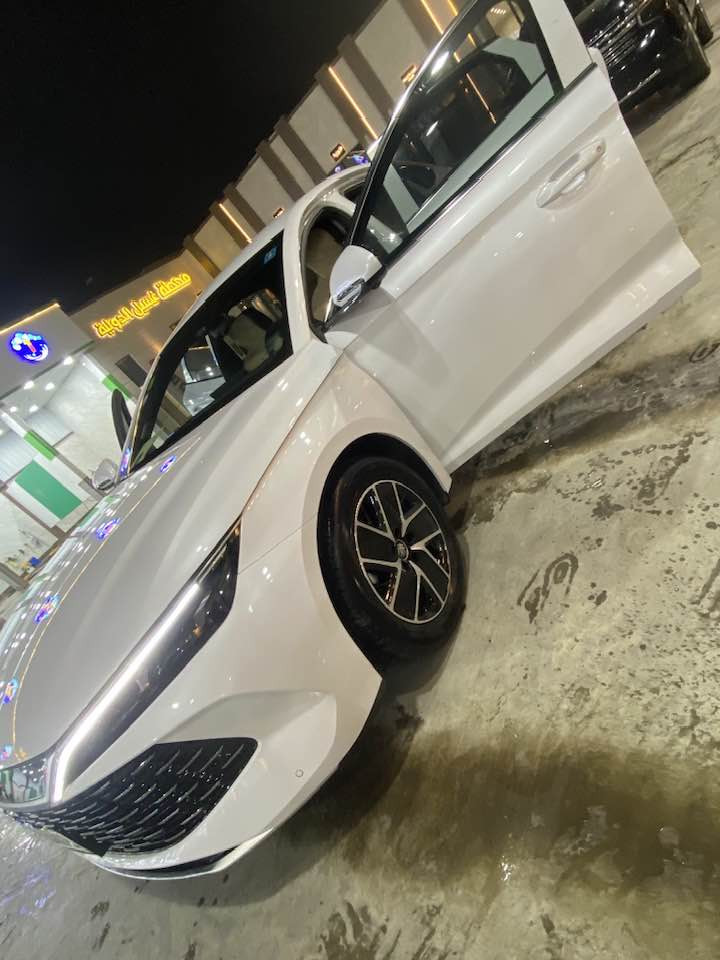 سلام عليكم بسم الله الرحمن الرحيم 
بي وادي 2024 زيرو ماشيه الف مكفوله كافله عامه سياره حلوه عله أيدي فول موصفات 
كشنات كهرباء 
بصمه 
تشغيل عن بعد 
شاشه قلابه 
كهرباء هايبرد يانزين 
بجم لد رقمي ***********  
السعر 24 مليون ورابع بيها مجال
