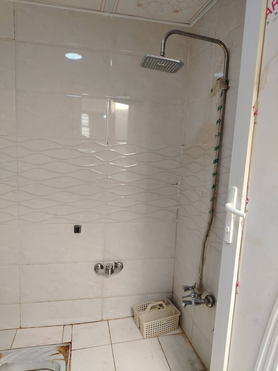 مرحبا السلام عليكم اخون عندي بيت 100متر البيع النجف مقابيل ملحق الغدير عمود ٣١٦ مربع الثاني سند ٢٥ غرفة وصالة ومطبخ وستقال وحمام داخلي وخارجي السعر ٣٣ وبي مجال الشراي ***********
