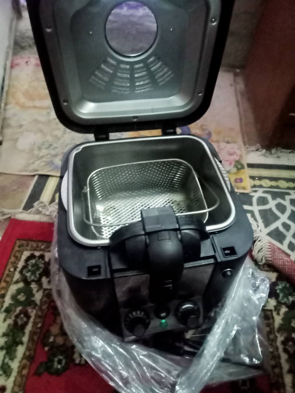 سلام عليكم قلايه زيت جديد مامستخدمه ابد بجيس نوع تيفيون سعر 100 وبيهة مجال بسيط  عنوان بغداد الحبيبيه ***********
