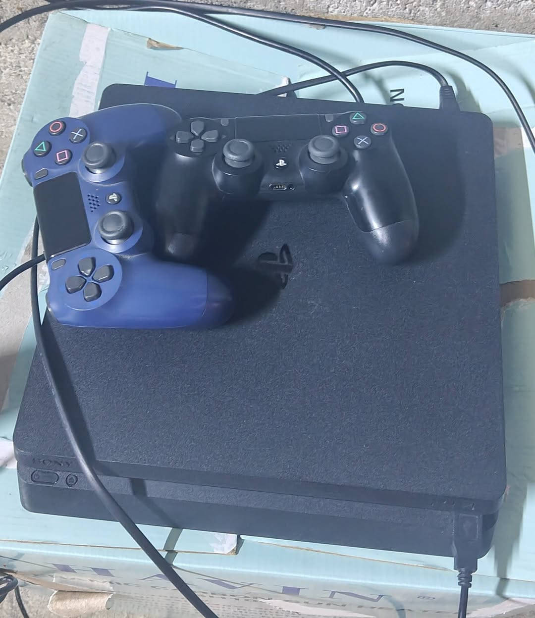 للبيع بلي ستيشن فور 4
نضافه 99/100
السعر خاص 
***********
